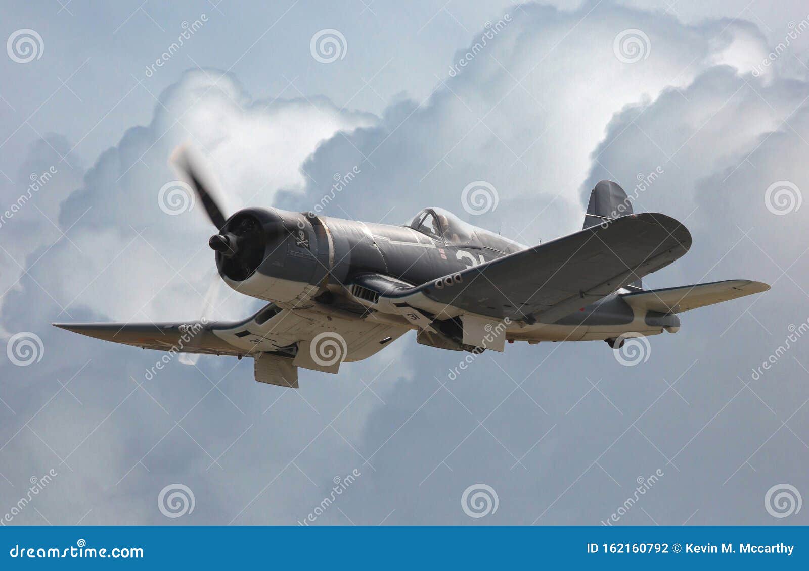 Vought F4U Corsair Pasa Por Nubes De Tormenta Fotografía editorial - Imagen  de nubes, transporte: 162160792
