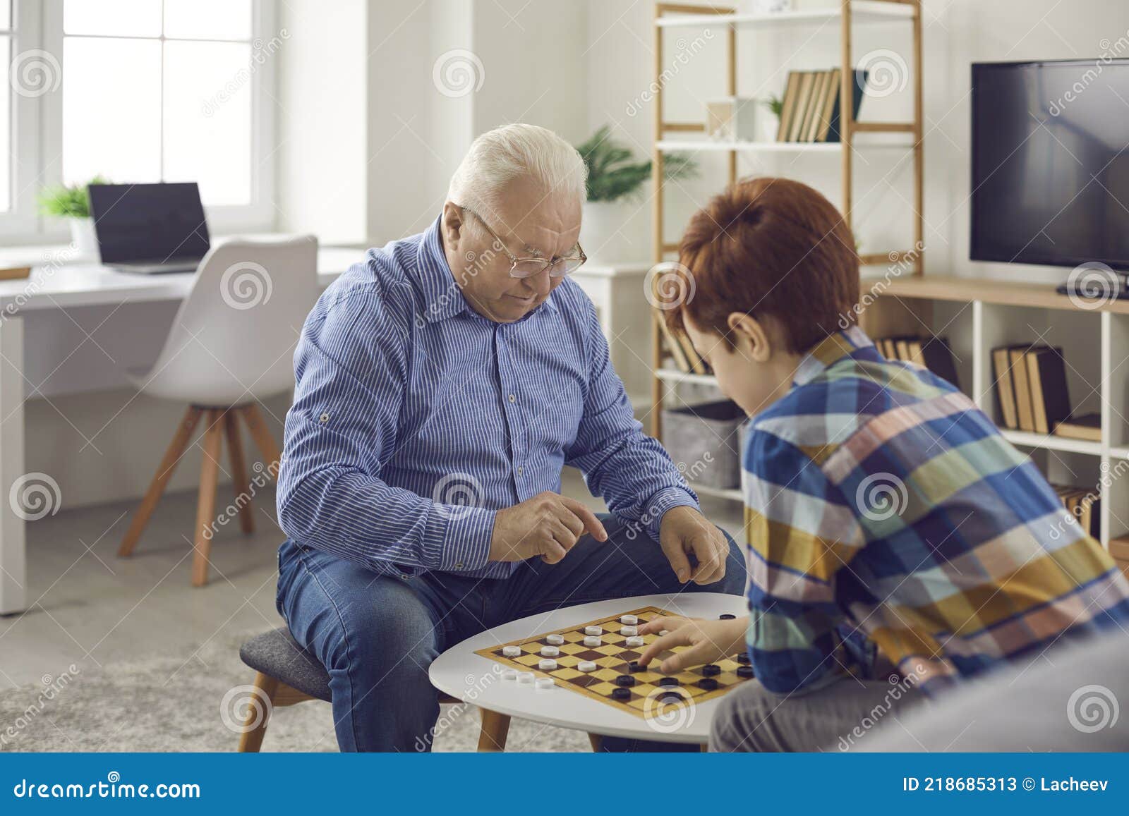 Jogando damas homem sênior pensando sobre o próximo passo na mesa