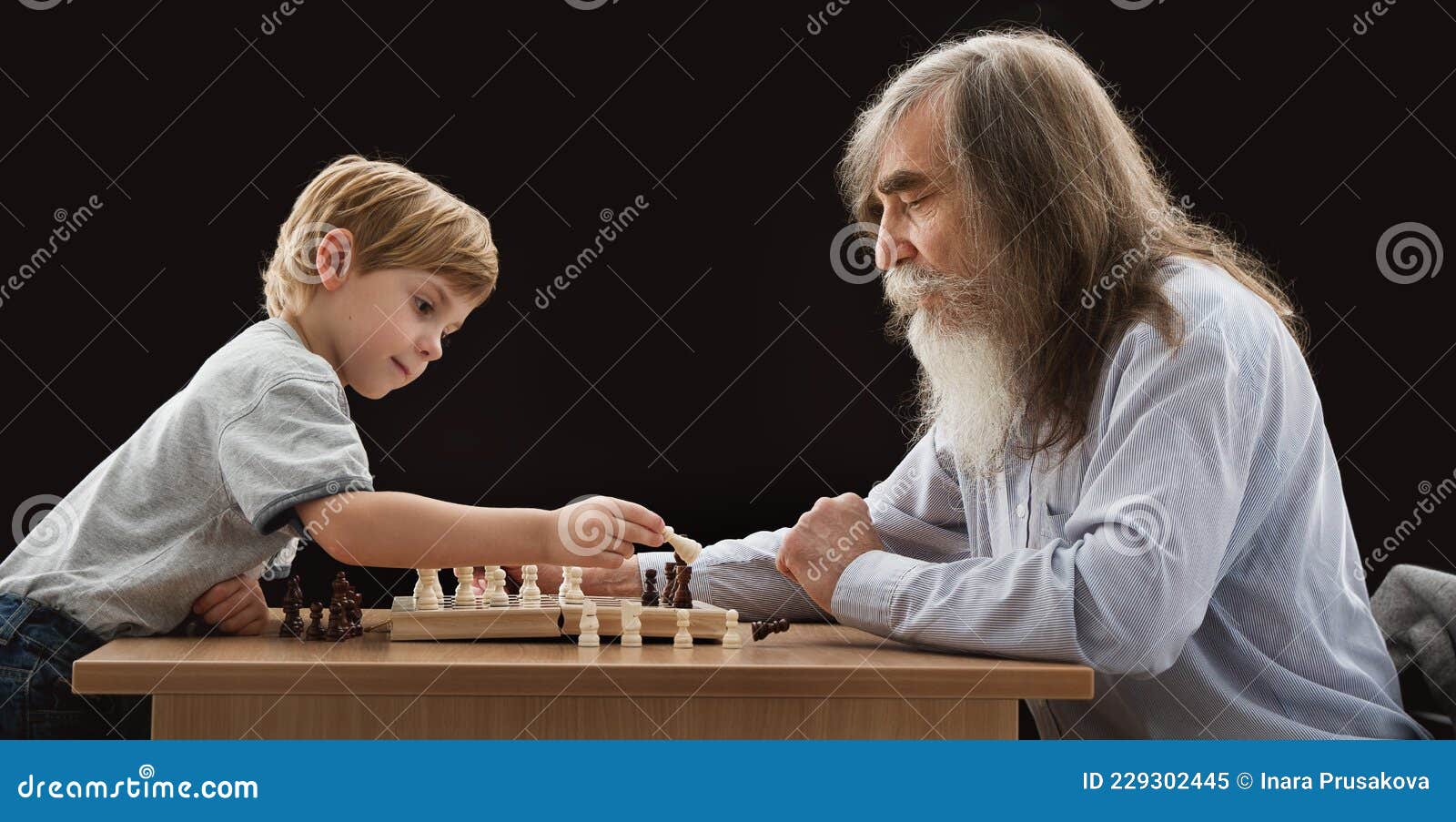 Avô e neto jogando xadrez vovô ensinando seu neto a jogar xadrez infantil  jogando