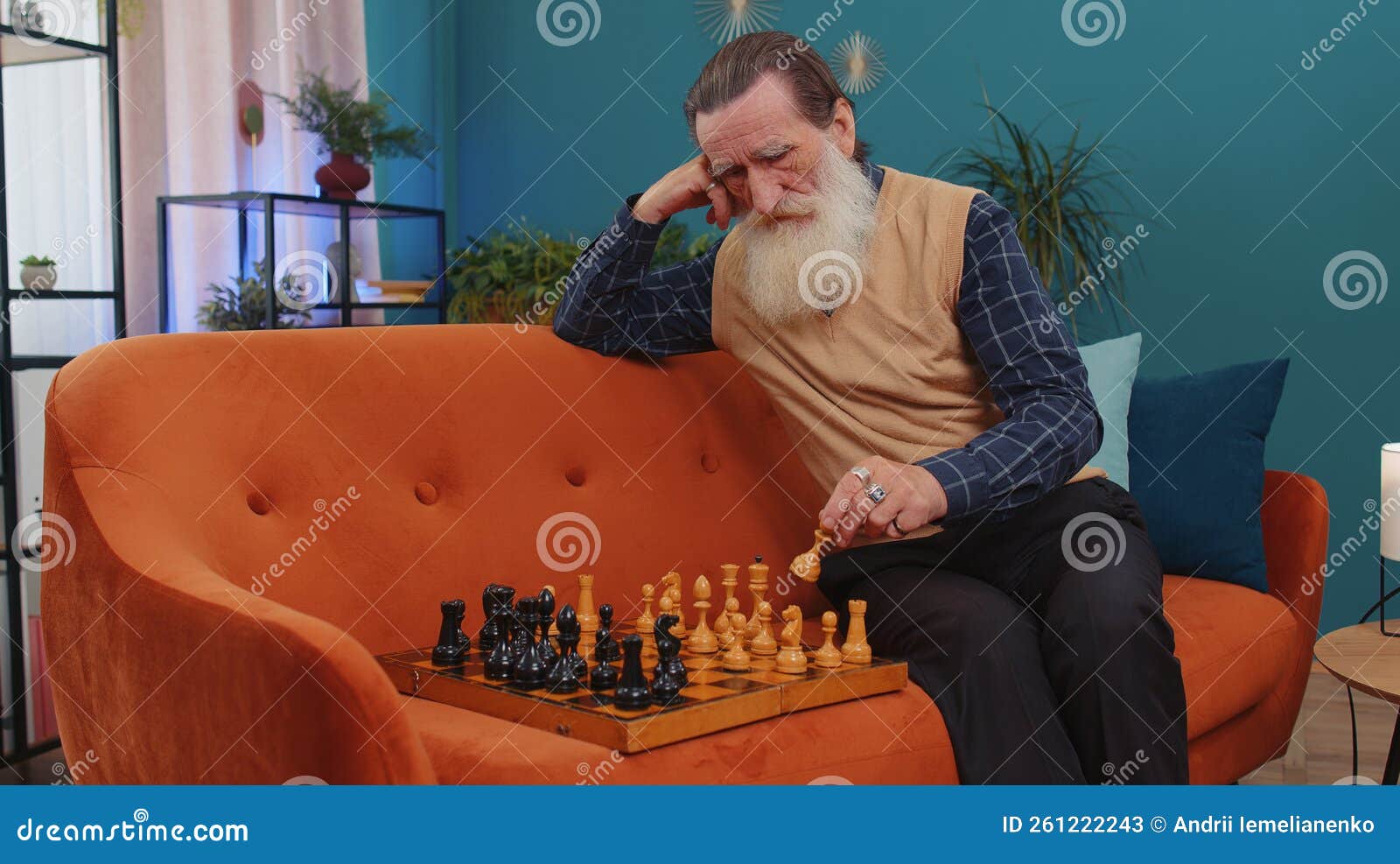 Vovô Sênior Focado Jogando Xadrez No Tabuleiro De Lazer Sozinho Na