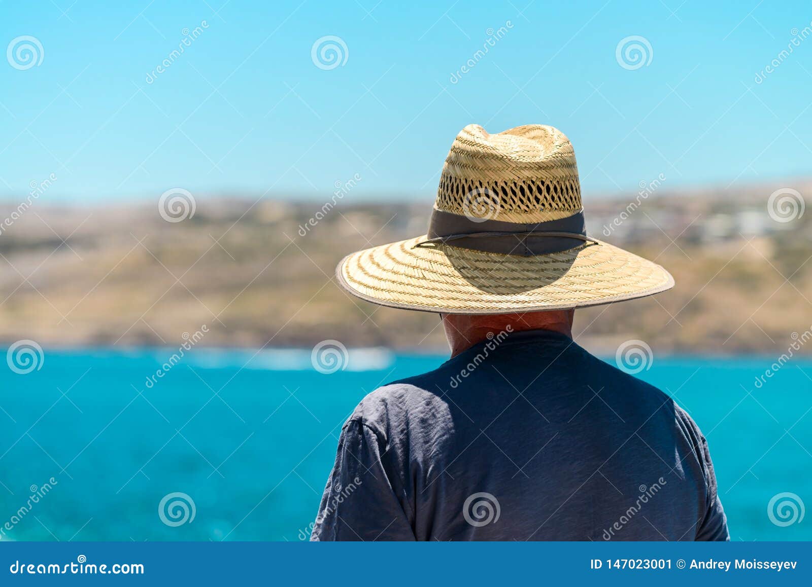 Voyageur supérieur avec le chapeau de paille. Voyageur australien supérieur avec la terre de visionnement de chapeau de paille du bateau