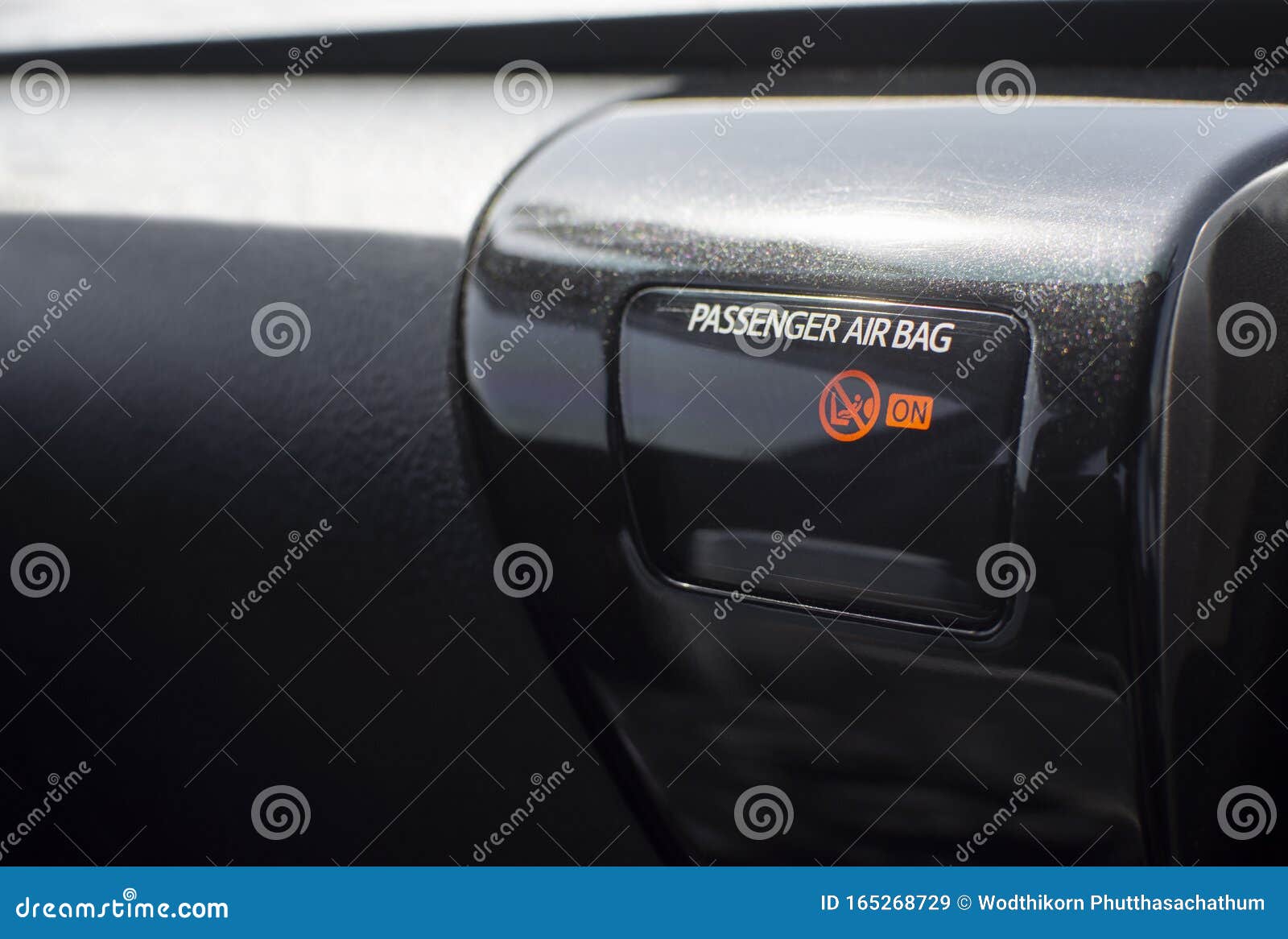 Pare-soleil De Voiture Et Panneaux D'avertissement Du Système D'airbag Dans  La Voiture.
