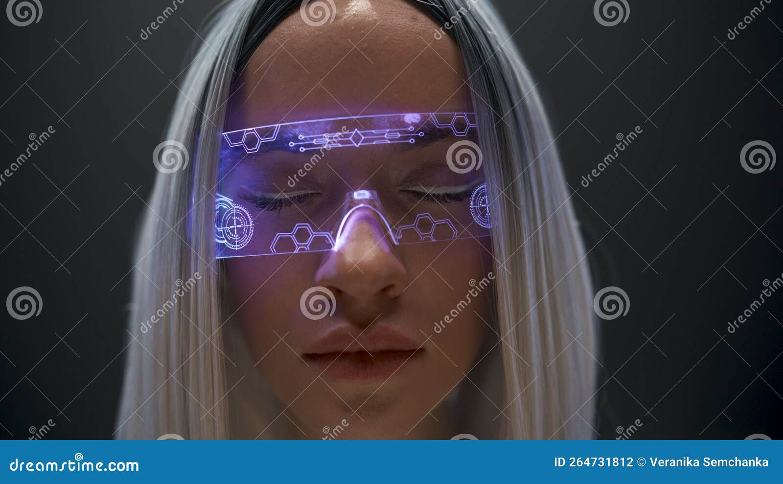 Menina animada usando óculos vr desfrutando de jogo online com