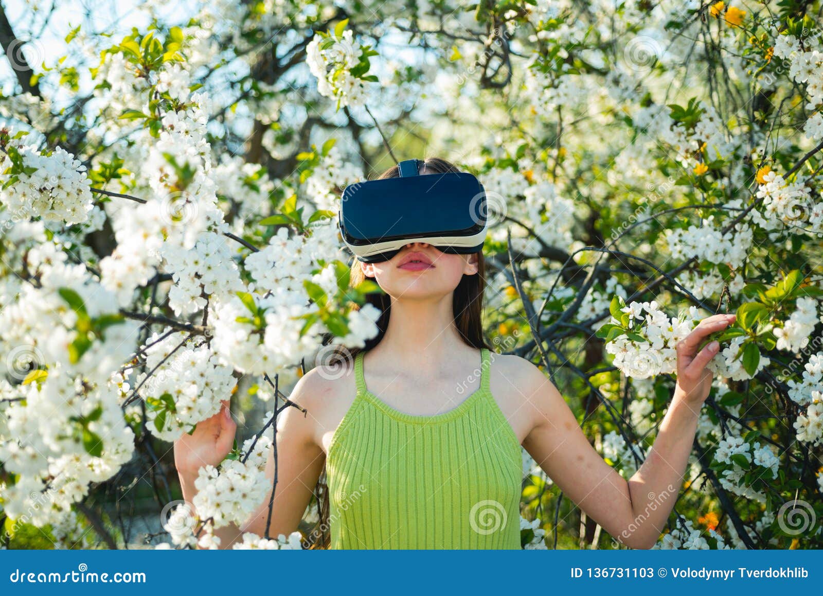 Igangværende Kæmpe stor Overgivelse The VR Experience. Pretty Girl in Virtual Reality Headset. Young Lady Wear  Vr Glasses on Spring Nature. Innovative Vr Stock Image - Image of reality,  beautiful: 136731103