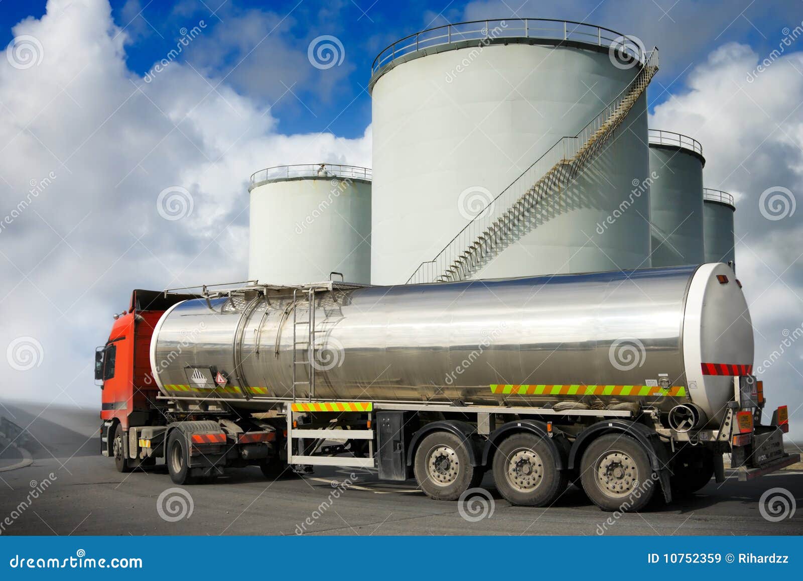 Vrachtwagen Met Brandstoftank Stock Afbeelding Image of voertuig