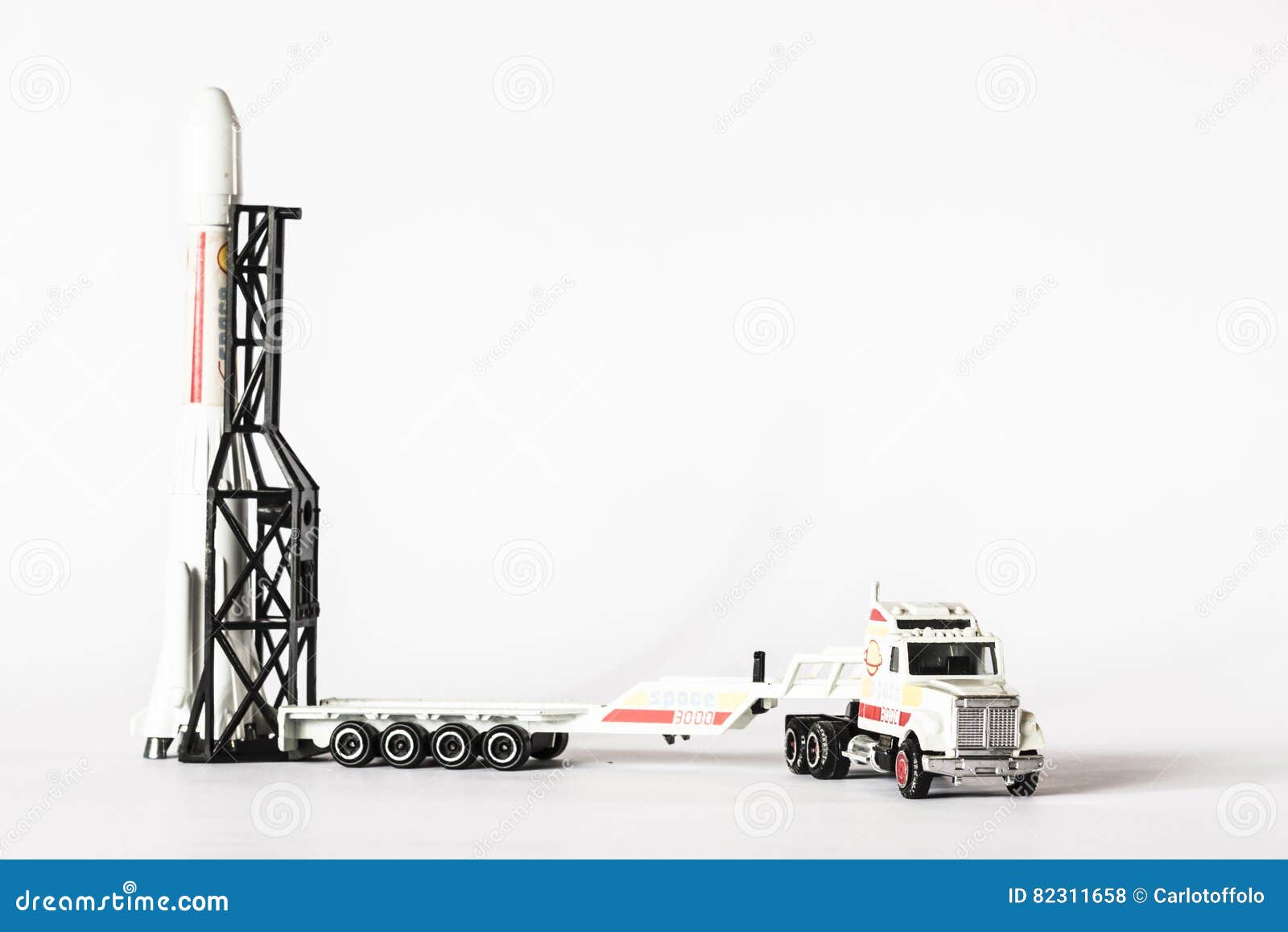 Vrachtwagen met raket in het lanceerplatform. Een ruimteraket is klaar die van een stootkussen worden gelanceerd met de vrachtwagen wordt verbonden wat zijn gebruikt om het te vervoeren