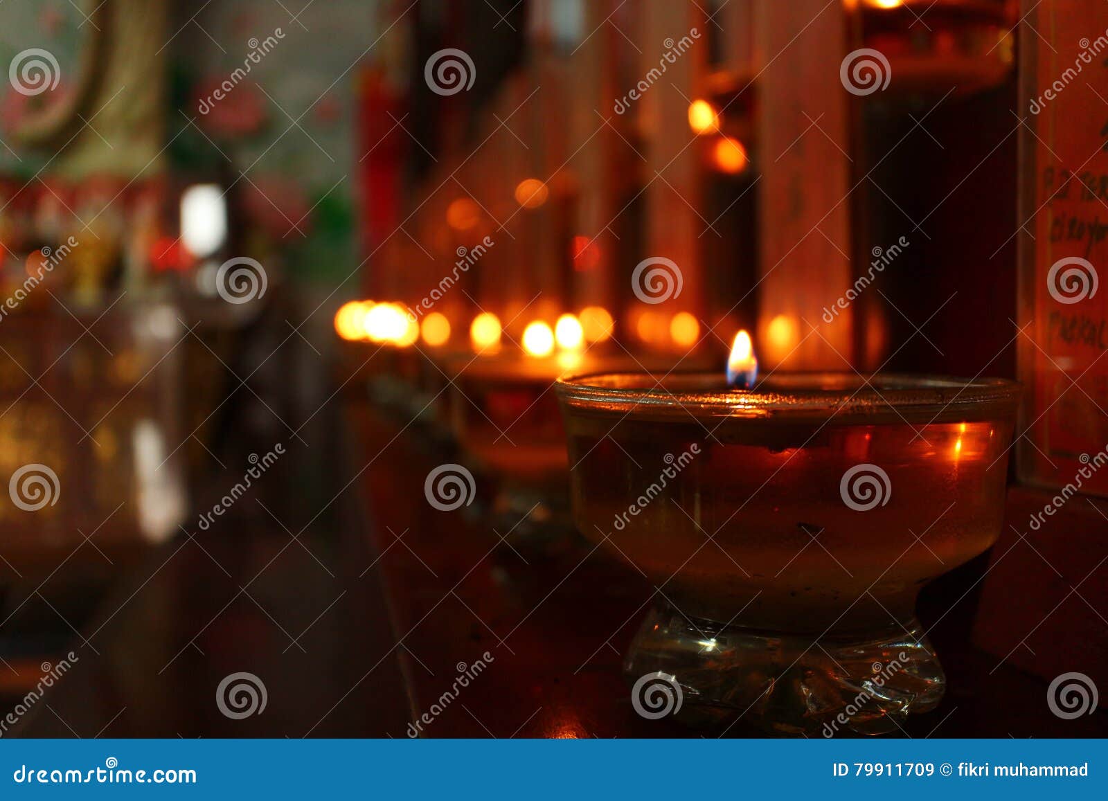 Vreedzaam. Dit wordt gevangen in vihara of Tempel in Bandung, Indonesië