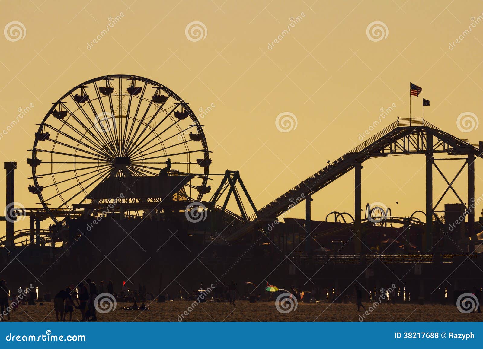 Vreedzaam Parksilhouet bij zonsondergang. Los Angeles, CA, de V.S. - kan 2013: Het silhouet van Vreedzaam Park met achtbaan en ferris rijden tegen de avondhemel bij schemer