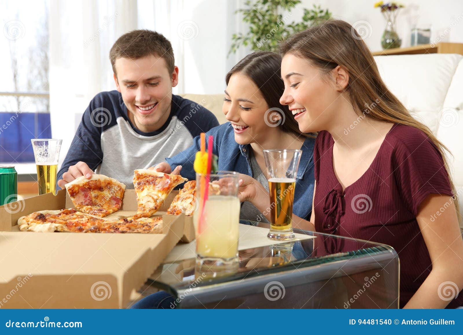 Uitgelezene Vrienden Die En Pizza Thuis Spreken Eten Stock Foto - Afbeelding MC-75