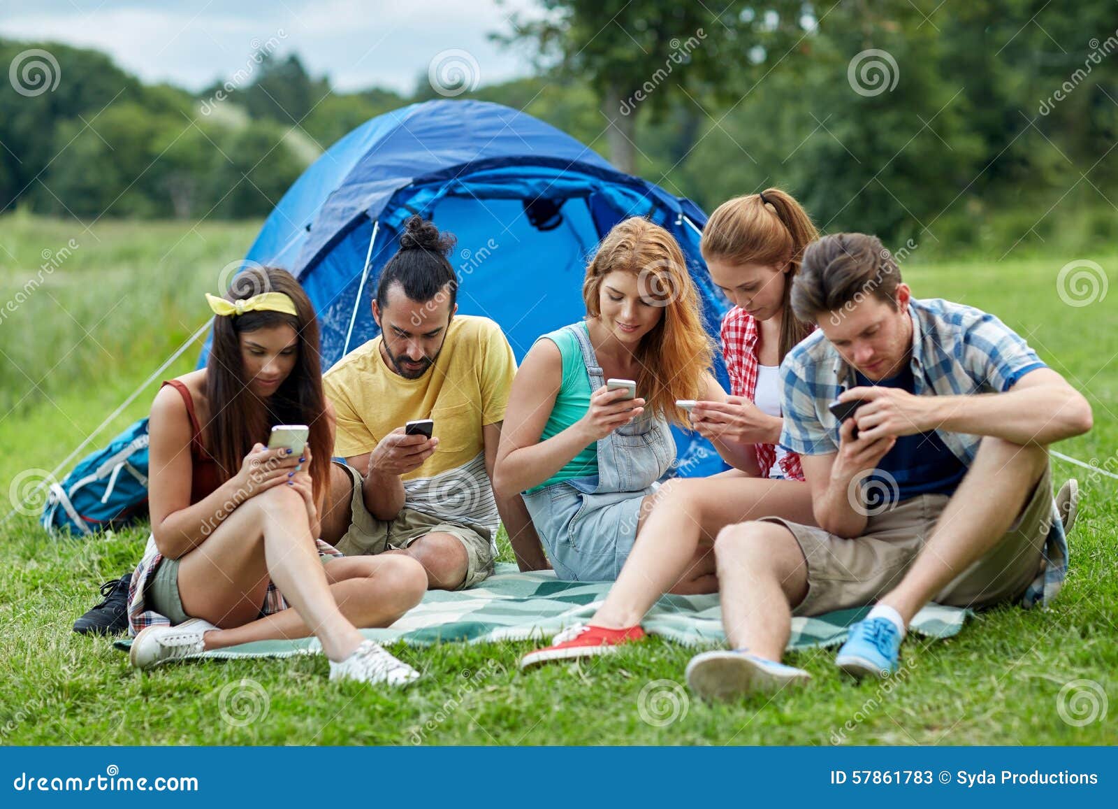 Vrienden Met Smartphone En Tent Bij Het Kamperen Stock Afbeelding - Image  Of Actief, Meisje: 57861783