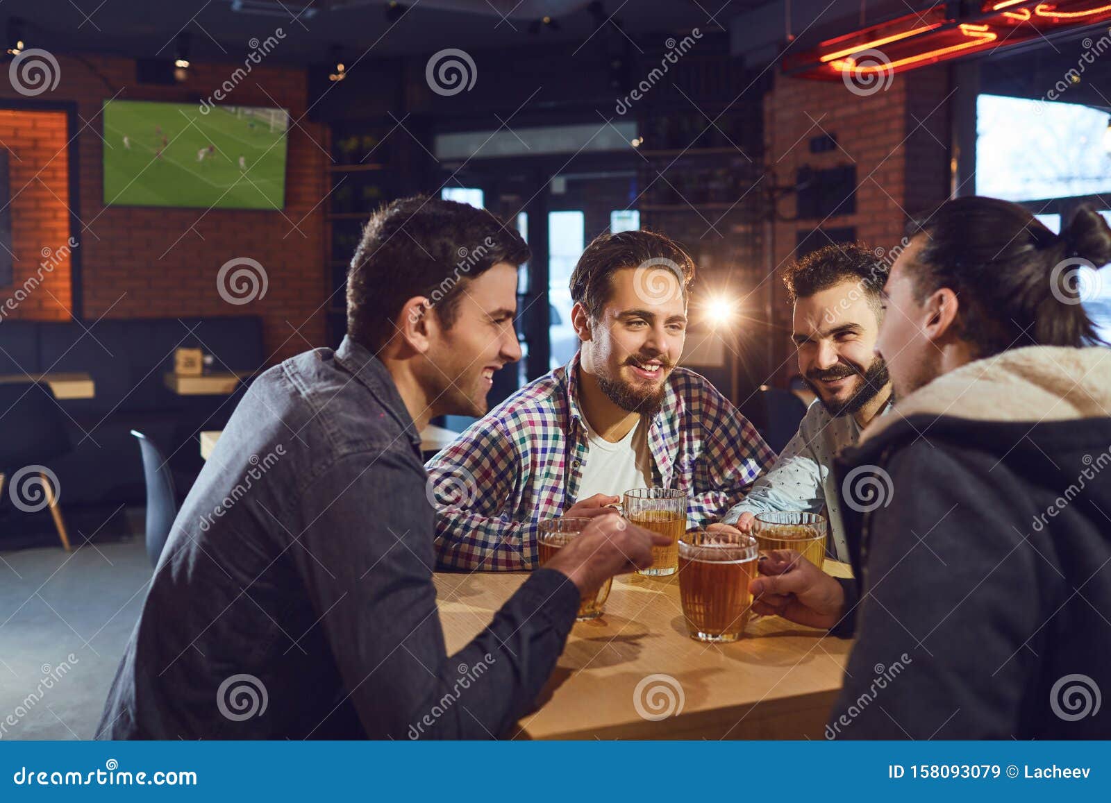 Vrienden Praten, Drinken Bier in Een Bar Stock Afbeelding - Image of ...