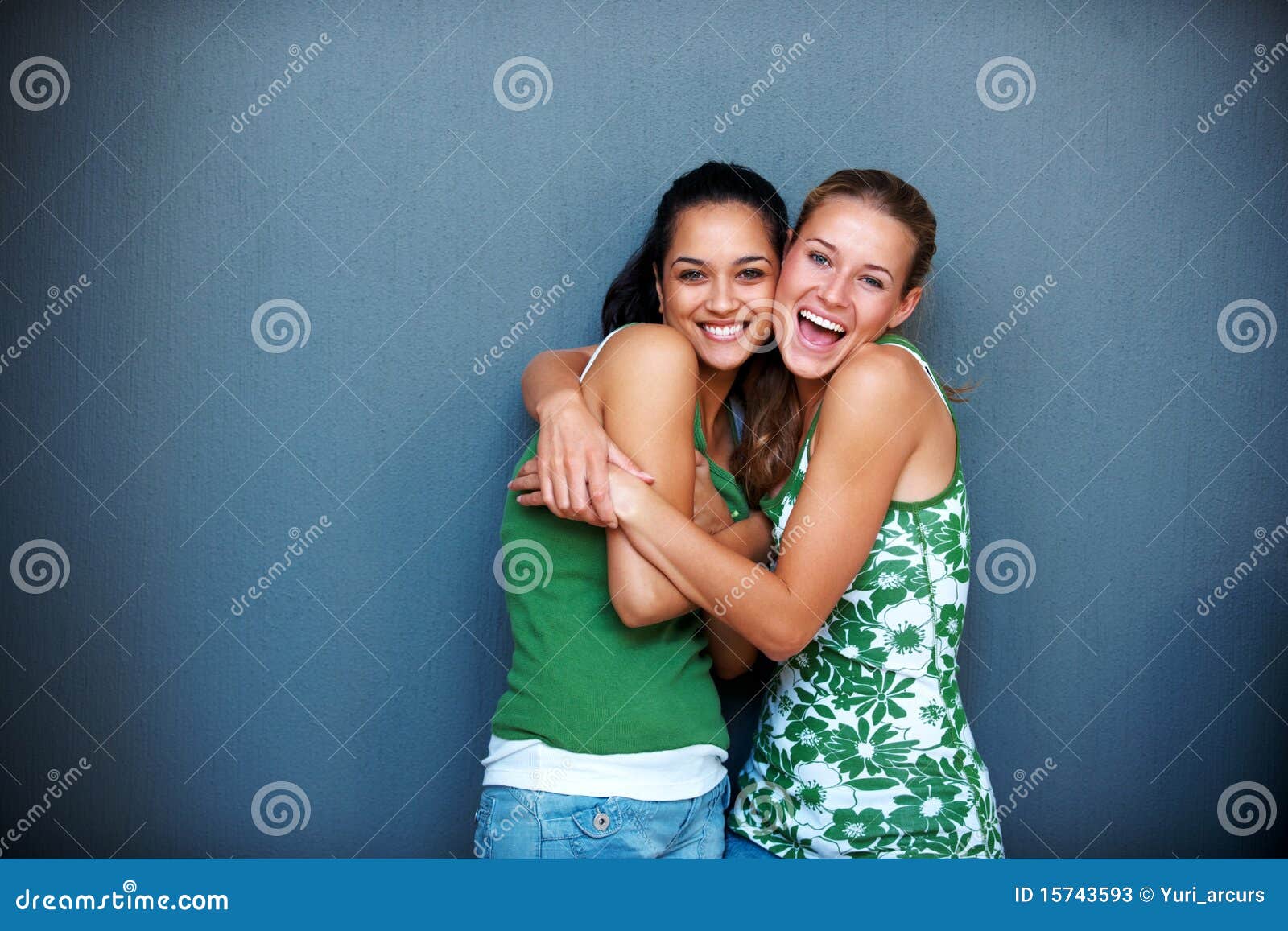 Vriendschap Twee Meisjes Die Eachother Koesteren Stock Afbeelding 