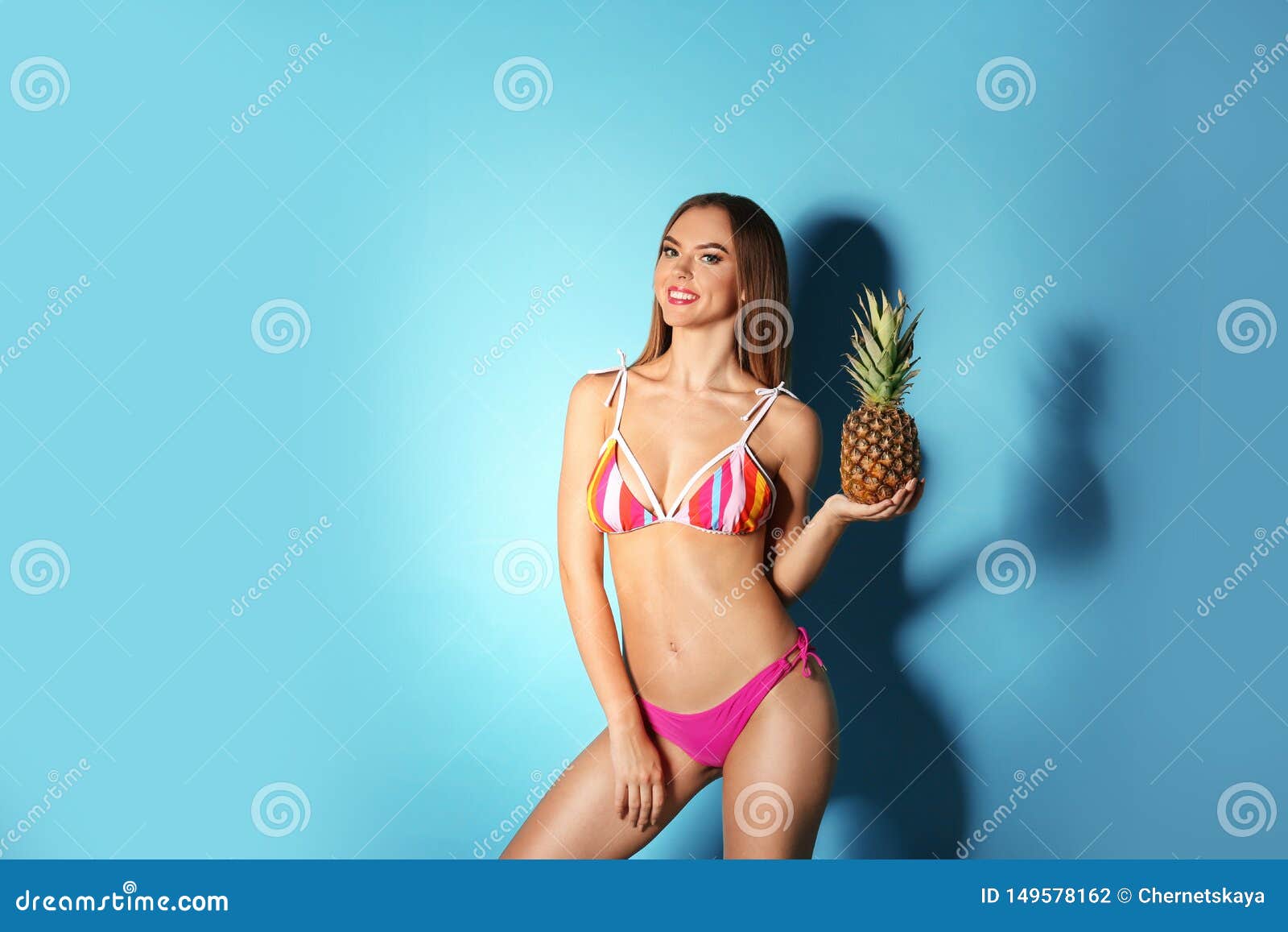 monteren Bibliografie Verdeel Vrij Sexy Vrouw in Modieuze Bikini Met Ananas Stock Foto - Image of blauw,  portret: 149578162