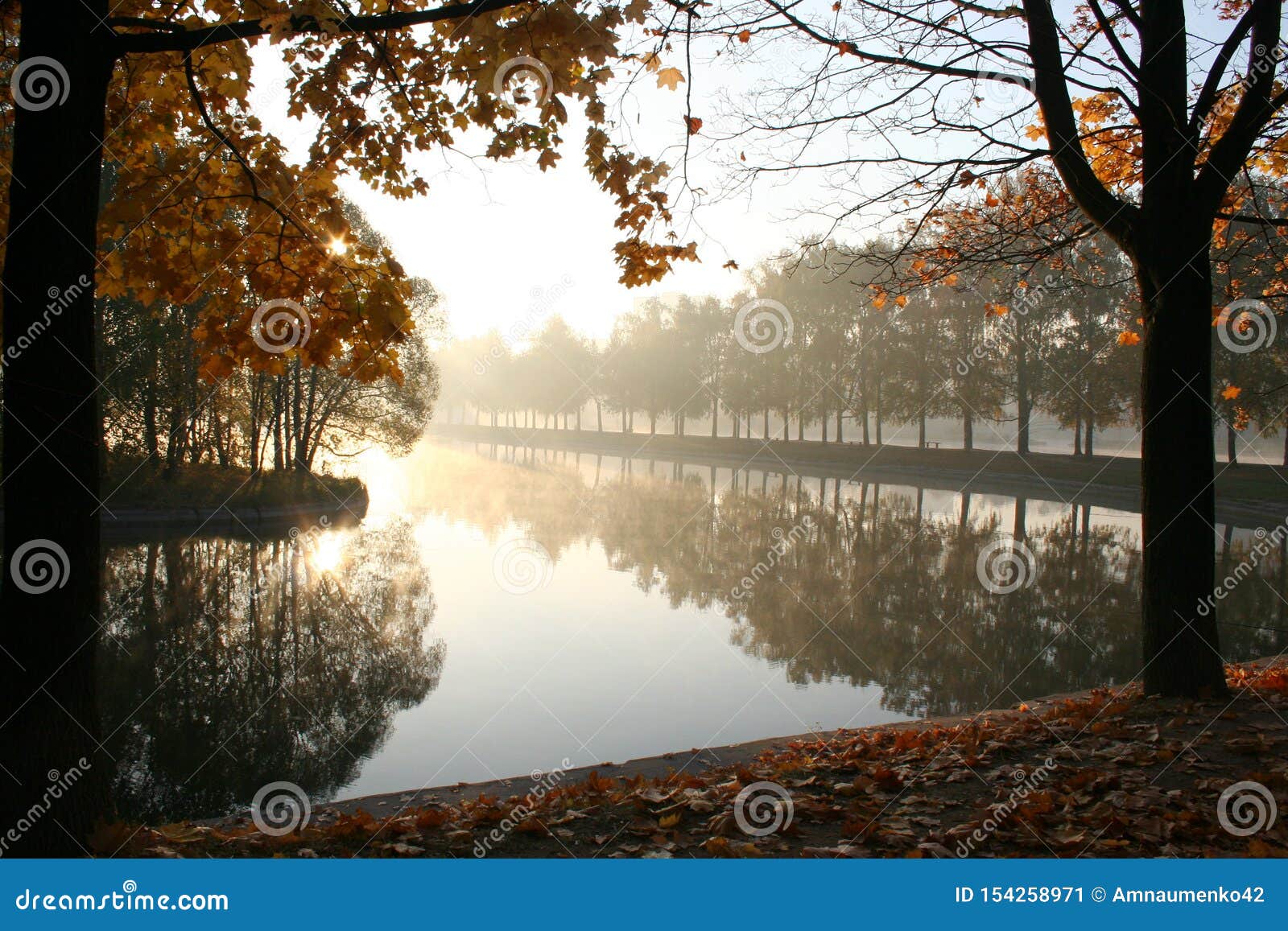 Vroege de herfstochtend op een stil meer van Moskou