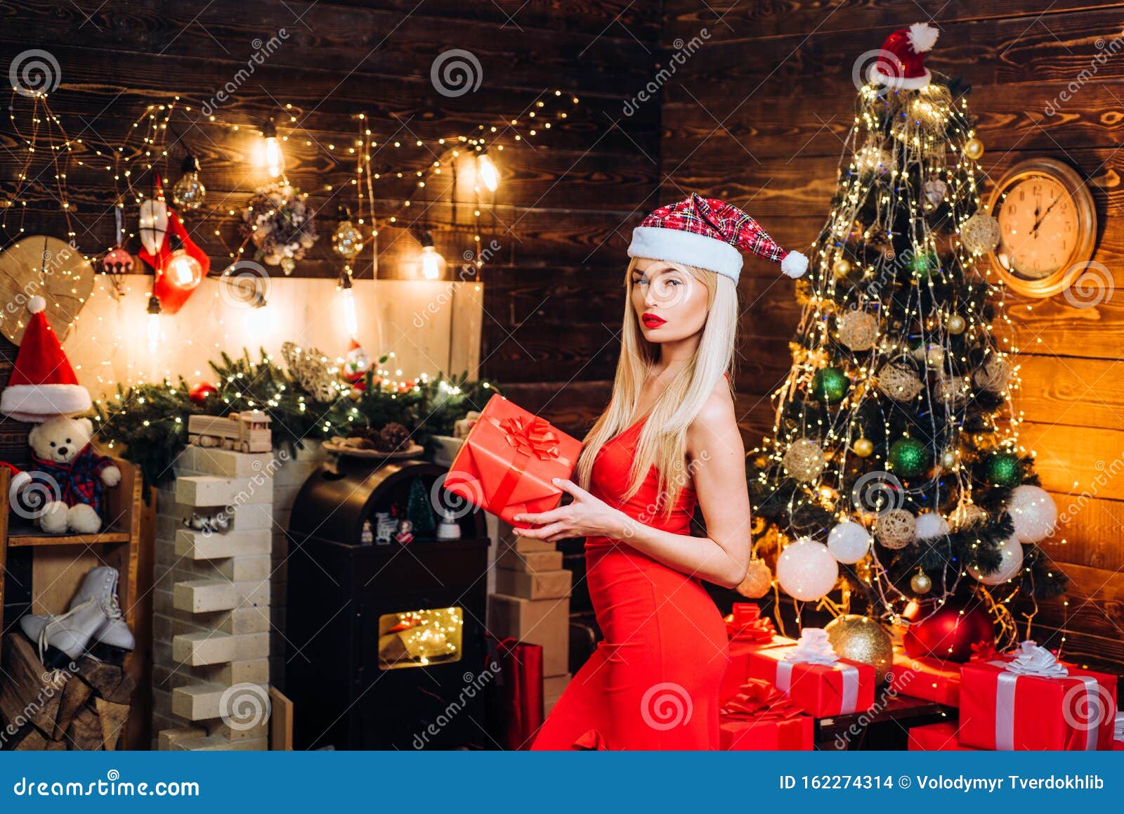 Vrolijk Kerstfeest Sexy Santa Woman Die Zich Op De Houten Achtergrond Van Het Wijnjaar Inzet