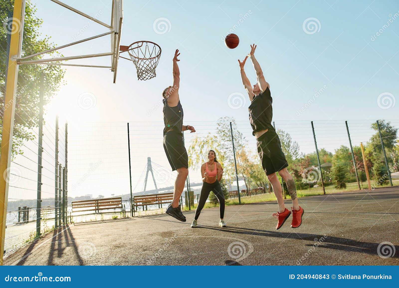 Atletische Mensen Die Buiten Samen Basketbal Spelen Op Zonnige Dag Stock Afbeelding - Image of recreatie: 204940843