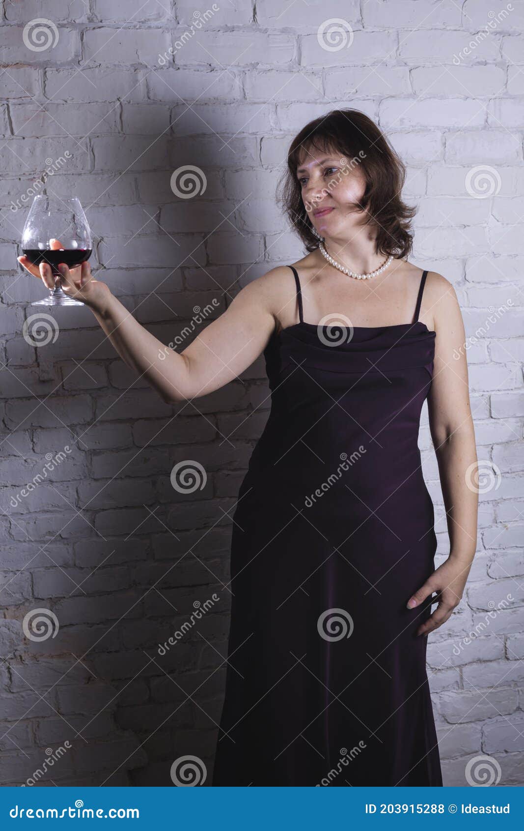 Vrolijke 40-Jarige Vrouw In Klassieke Jurk Met Glas Wijn Stock Foto - Image  Of Jaren, Aantrekkelijk: 203915288