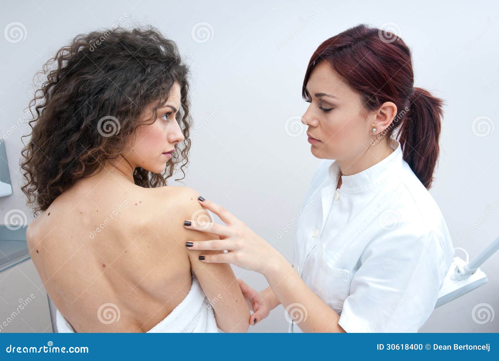 Vrouw bij de dermatologieonderzoek. Dermatoloog arts het inspecteren vrouwenhuid voor mollen en melanoma