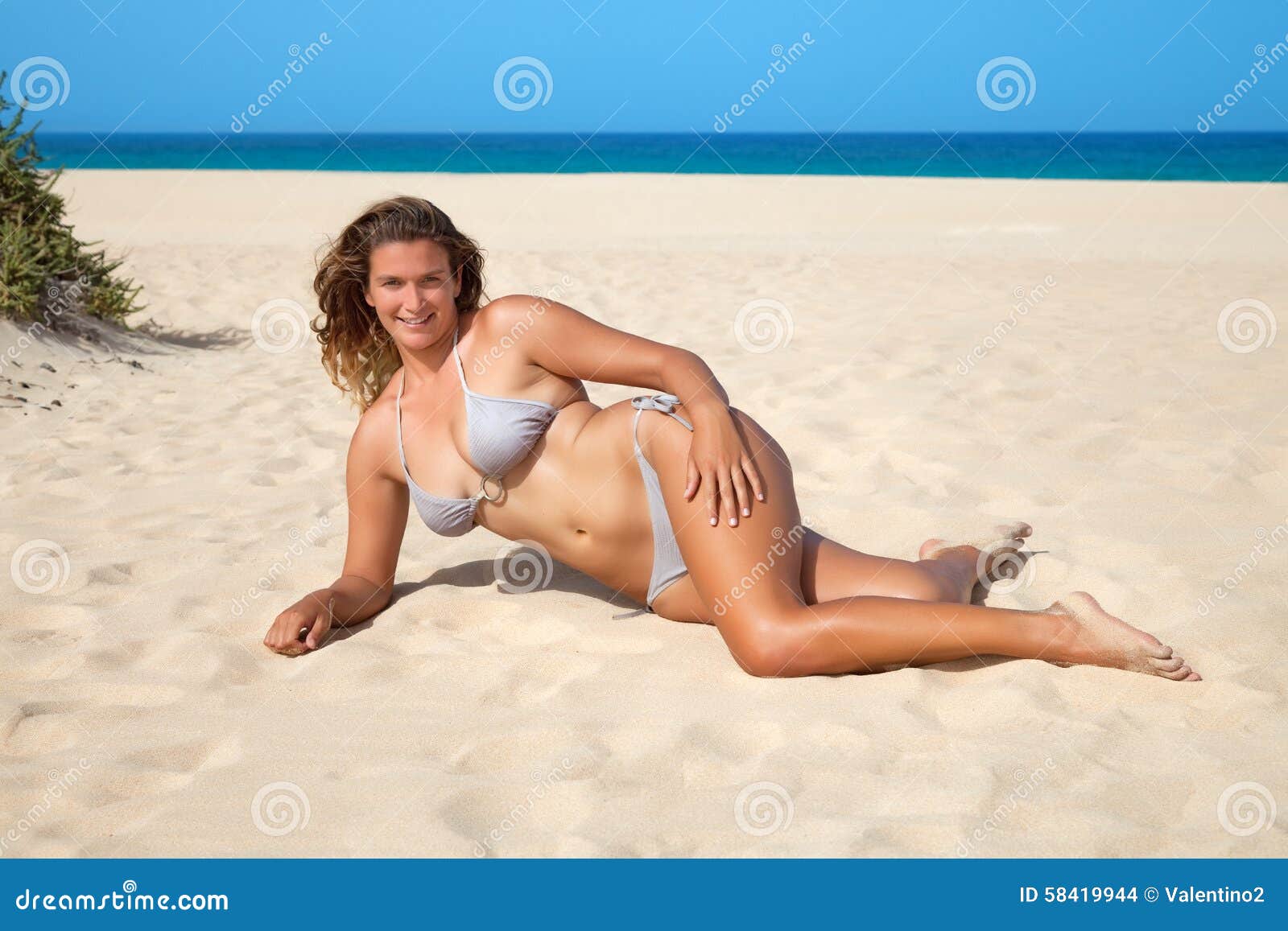 Vrouw in Bikini Op Een Strand Foto - Image of jong, bikini: 58419944