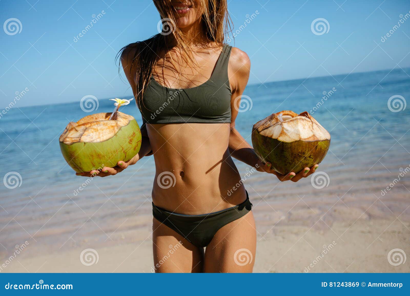Wantrouwen Caroline informeel Vrouw in Bikini Op Het Strand Met Verse Kokosnoten Stock Afbeelding - Image  of vrijetijdsbesteding, wijfje: 81243869