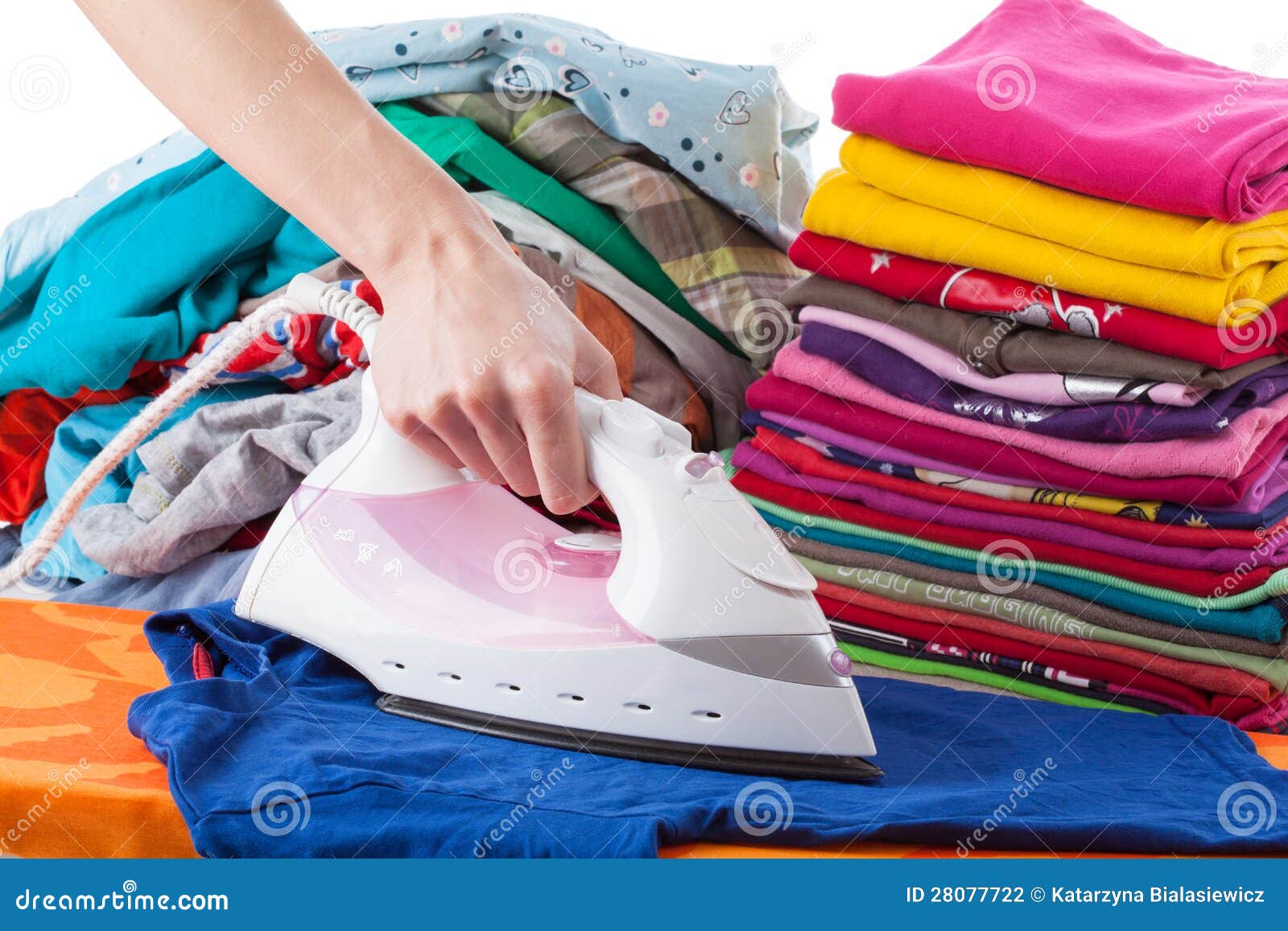 Vrouw Die Blauwe T Shirt Strijken Stock Foto Afbeelding Bestaande Uit Thuiswerk Kleren