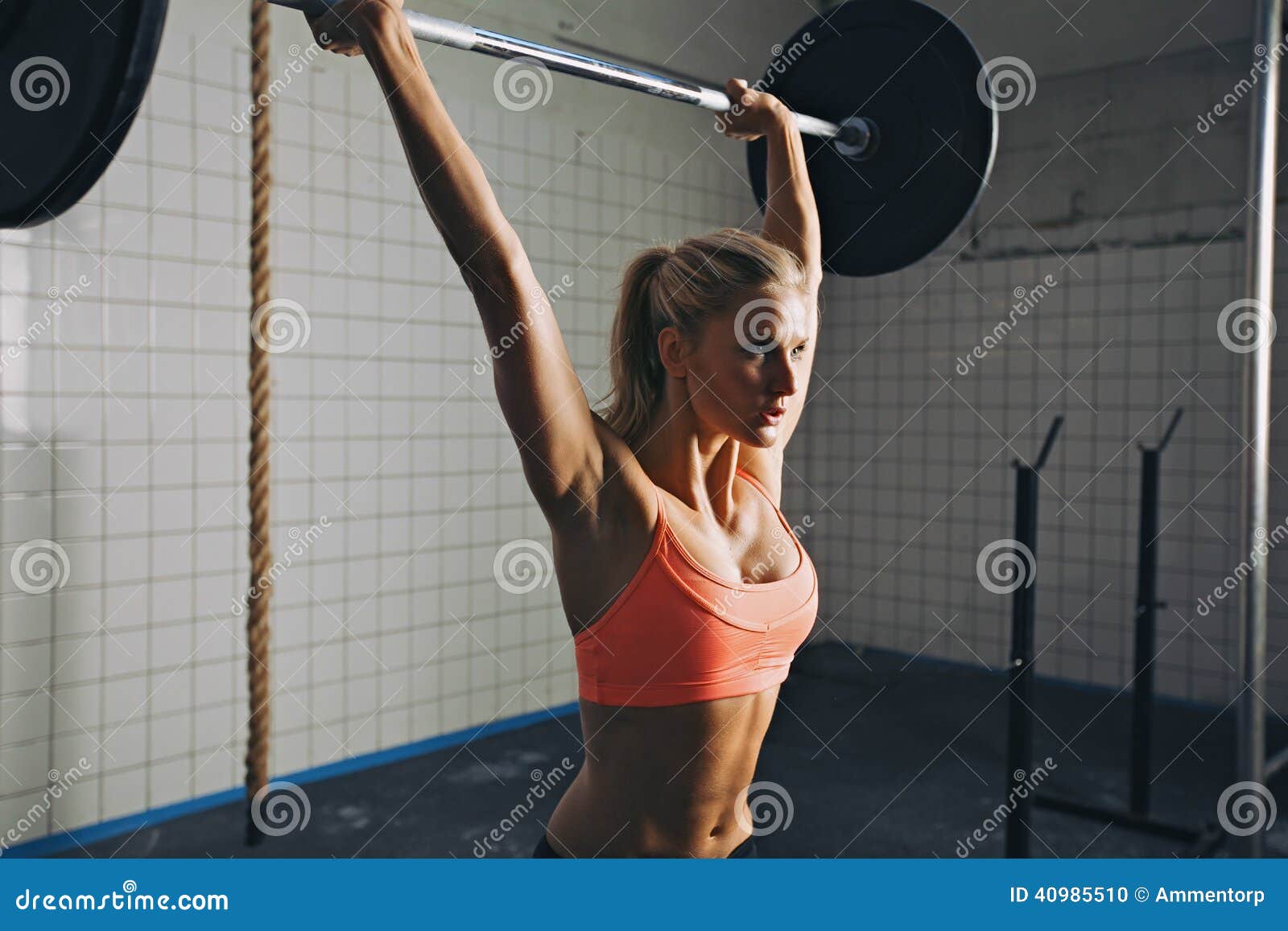 Vrouw Die Crossfit Barbell Het Opheffen Doen Stock Foto Image of