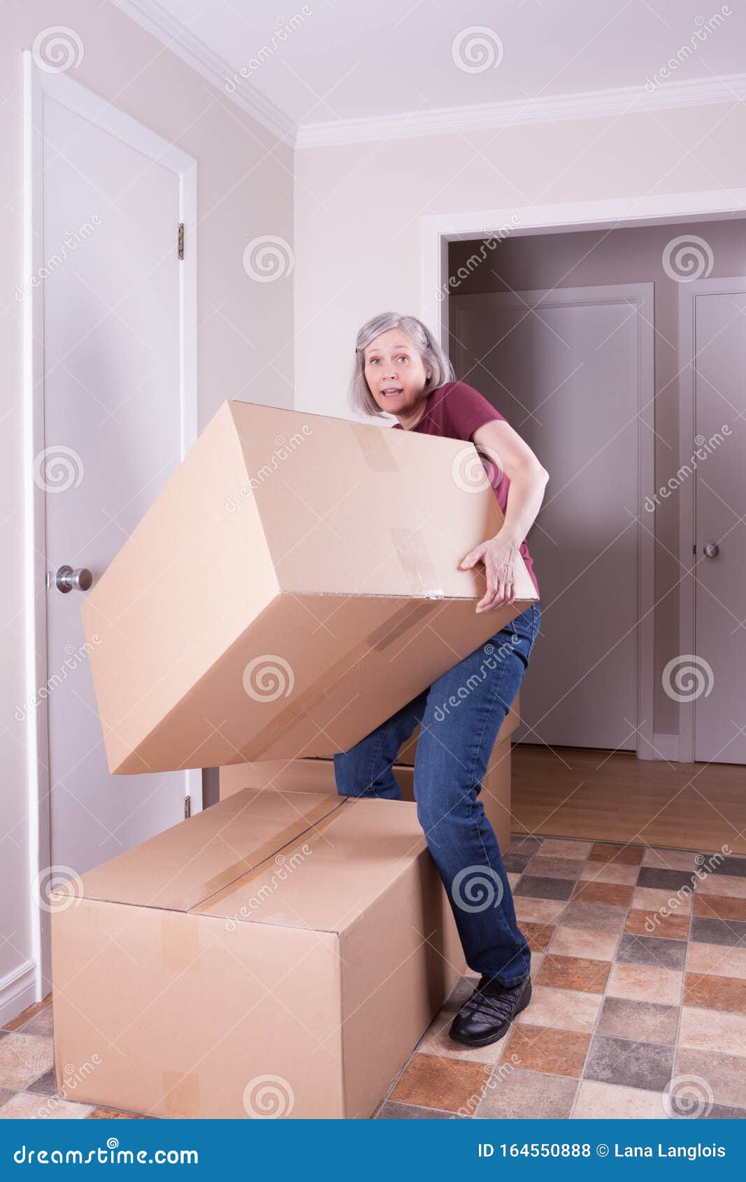 kast filter Wijzigingen van Vrouw Die Een Grote Doos Optilt in Huis Stock Foto - Image of verplaatsen,  levering: 164550888