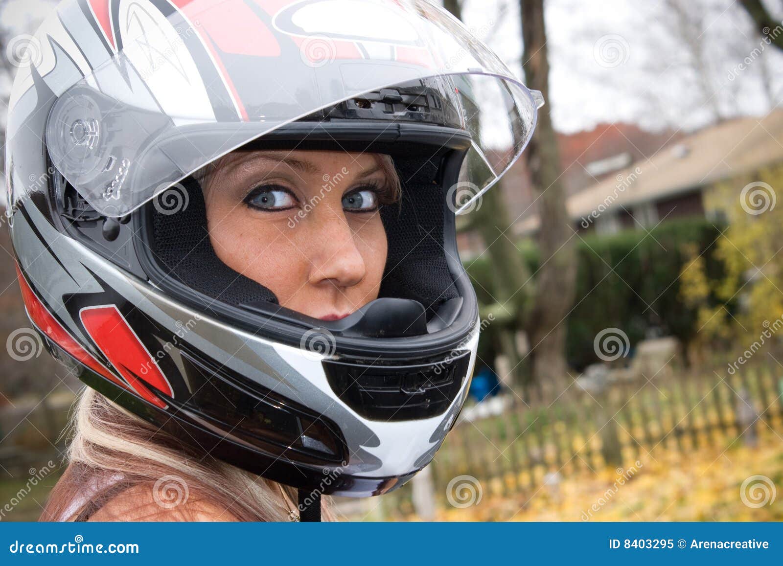 Grens kromme Fobie Vrouw die een Helm draagt stock afbeelding. Image of stellen - 8403295