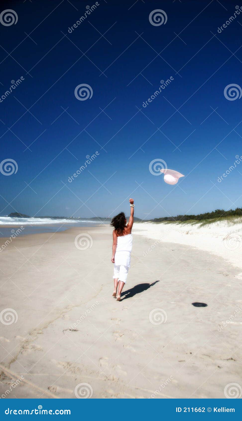 Vrouw die hoed in lucht werpt. Vrouw die hoed werpt in lucht op strand