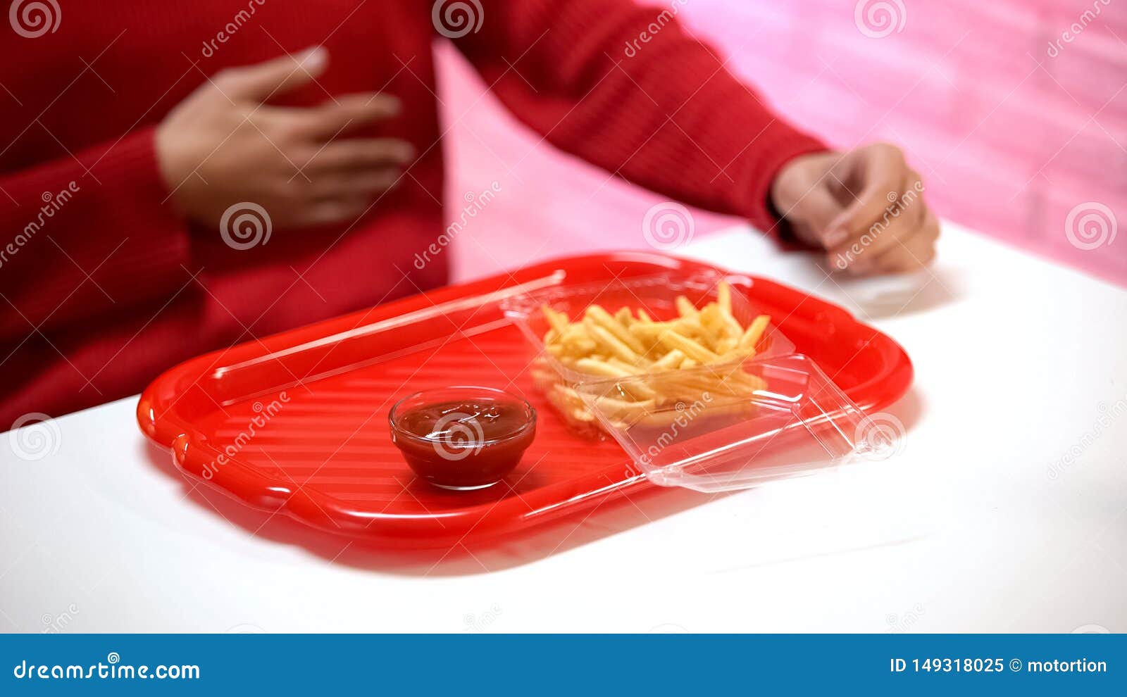 Vrouw Die Maagpijn, Frieten Met Ketchup Op Lijst, Zure Indigestie Voelen Stock Afbeelding - Image Of Kantine, Calorie: 149318025