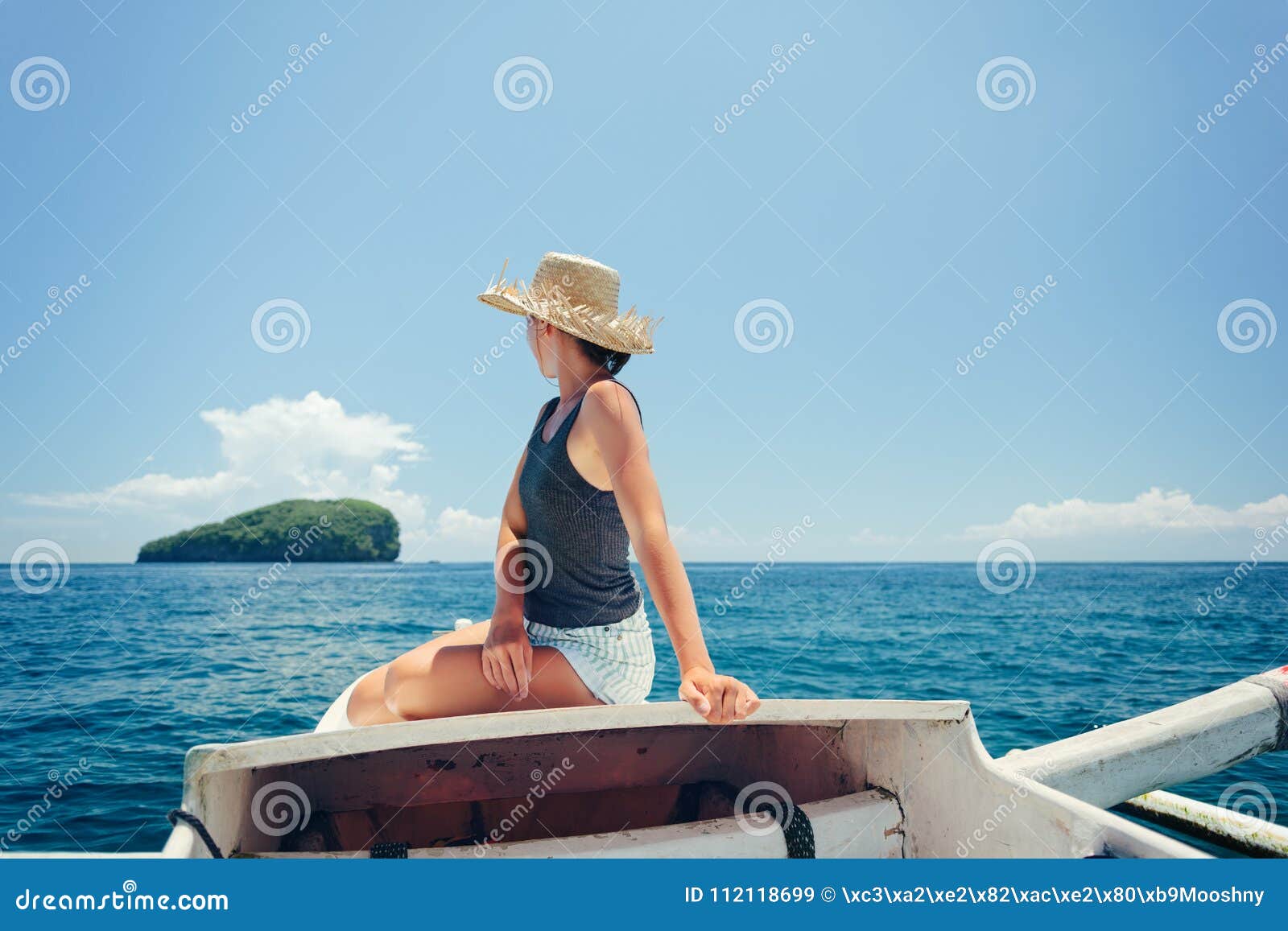 aantrekkelijk Correctie shampoo Vrouw Die Op De Boot Dichtbij Het Eiland in Oceaan Drijven Stock Afbeelding  - Image of rust, vers: 112118699