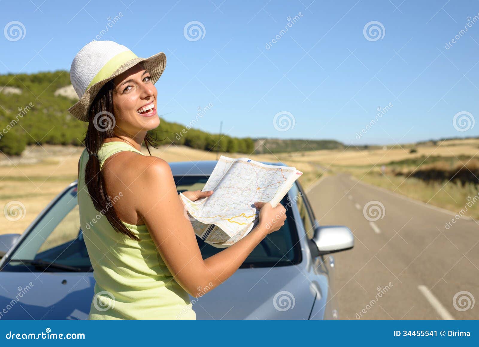 Vrouw die op wegreis kaart kijken. Jonge vrouw op de reis van de autoweg in Spanje die kaart kijken. Donkerbruin Spaans meisje die pret op de zomerreis hebben.