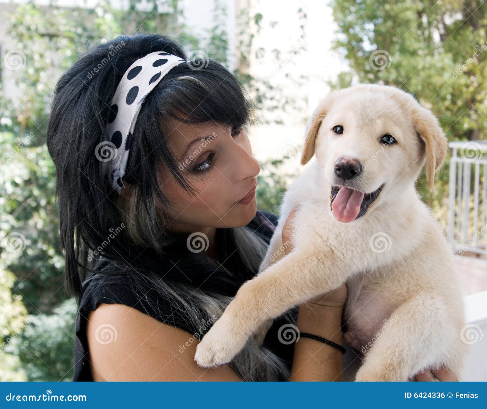 Vrouw en puppy. Een jonge mooie vrouw die haar puppy gouden retriever houdt