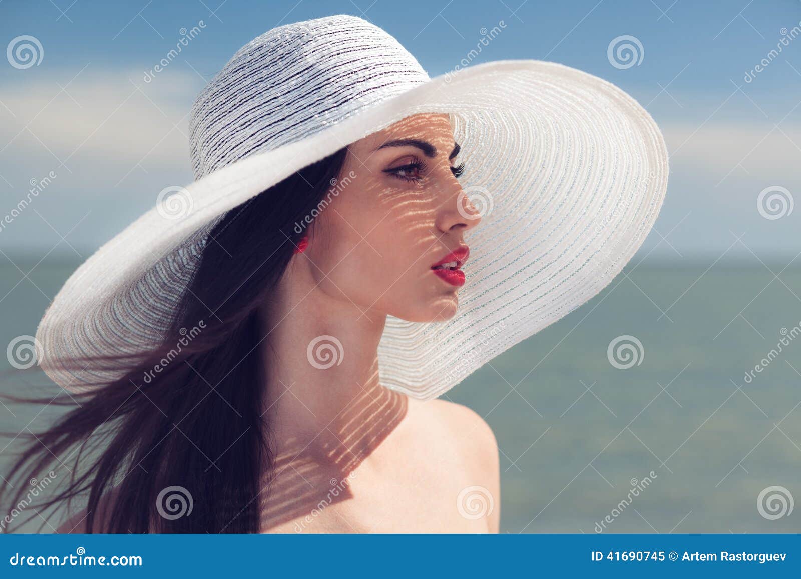 mechanisme Voorman Opvoeding Vrouw in grote witte hoed stock afbeelding. Image of mooi - 41690745