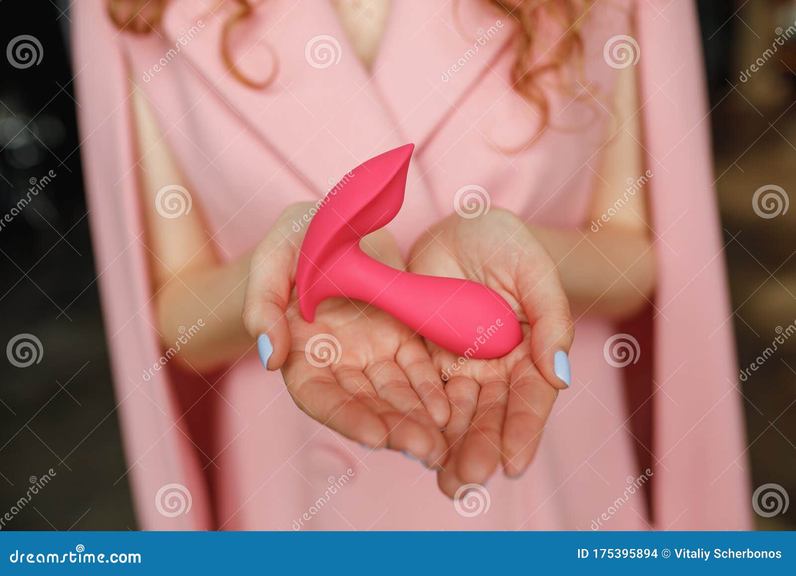 Vrouw Handig Houdt Seksspeelgoed Vast Erotisch Plezier Speeltje Op Vrouwelijke Hand Sex-gadget En Masturbatie-inrichting Voor Vol Stock Foto afbeelding