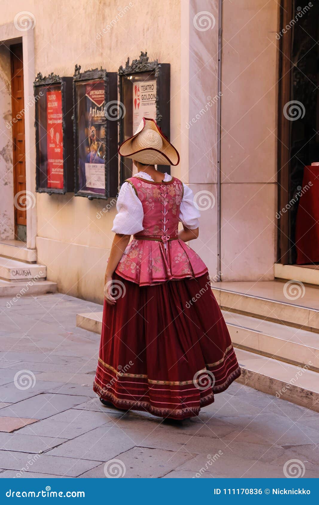 blouse Consumeren zoals dat Vrouw in Historische Kleding En Hoed Op De Straat Van Venetië, Italië Redactionele Foto - Image of tijdverdrijf, affiche: 111170836 blouse Consumeren zoals dat Vrouw in Historische Kleding En Hoed Op De Straat Van Venetië, Italië Redactionele Foto - Image of tijdverdrijf, affiche: 111170836