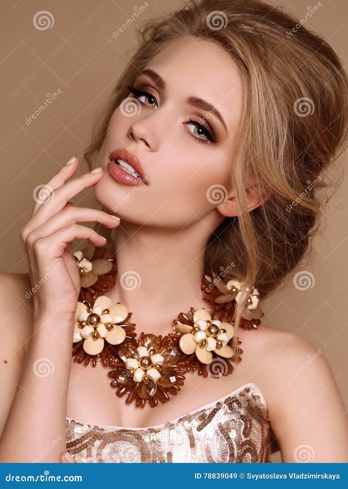 uitlokken Beheer rekenmachine Vrouw Met Blond Haar En Heldere Make-up Met Luxueuze Halsband Stock  Afbeelding - Image of vrij, goud: 78839049