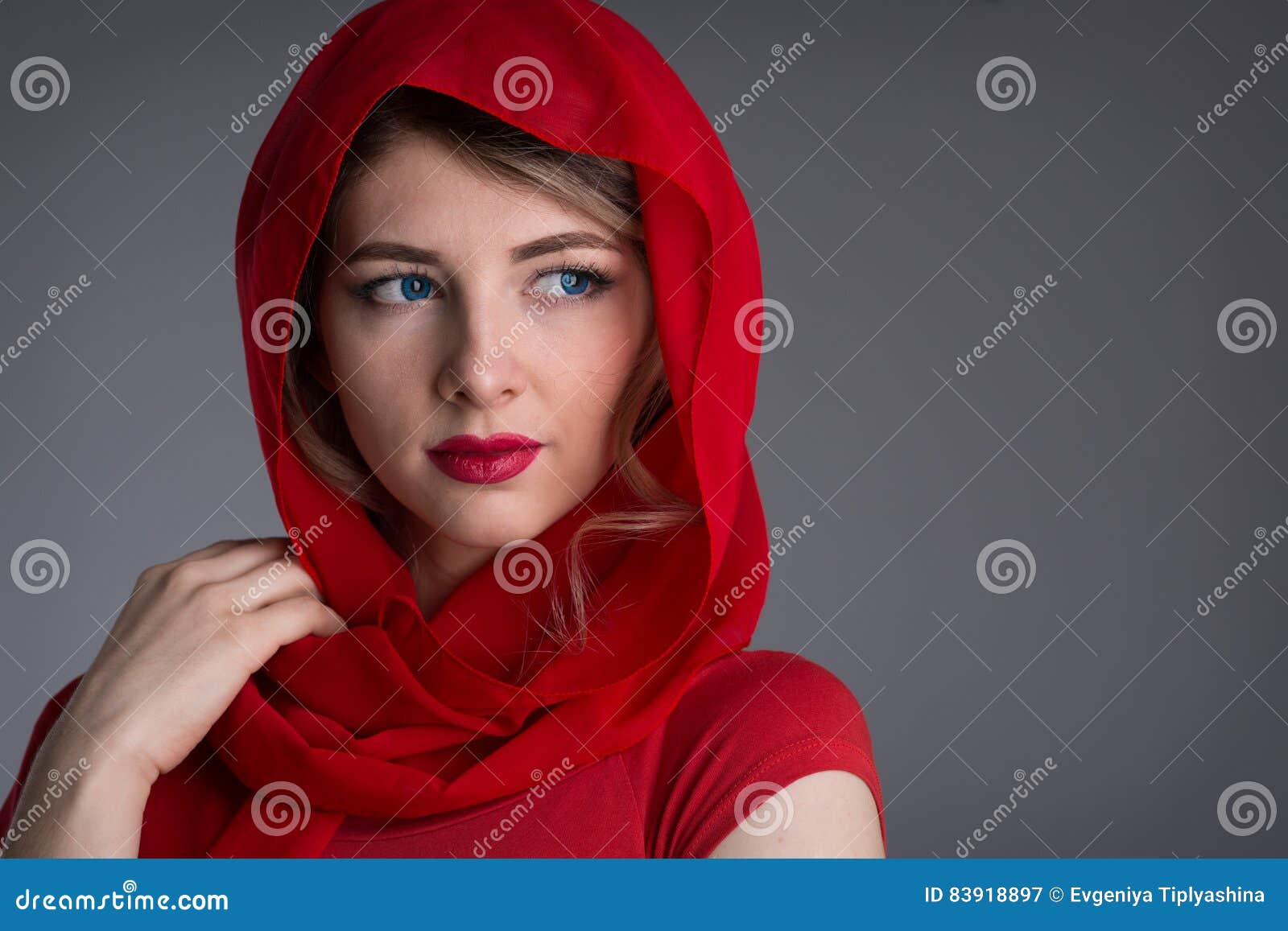 Vrouw Met Een Rode Op Haar Stock Afbeelding - Image of huid, 83918897