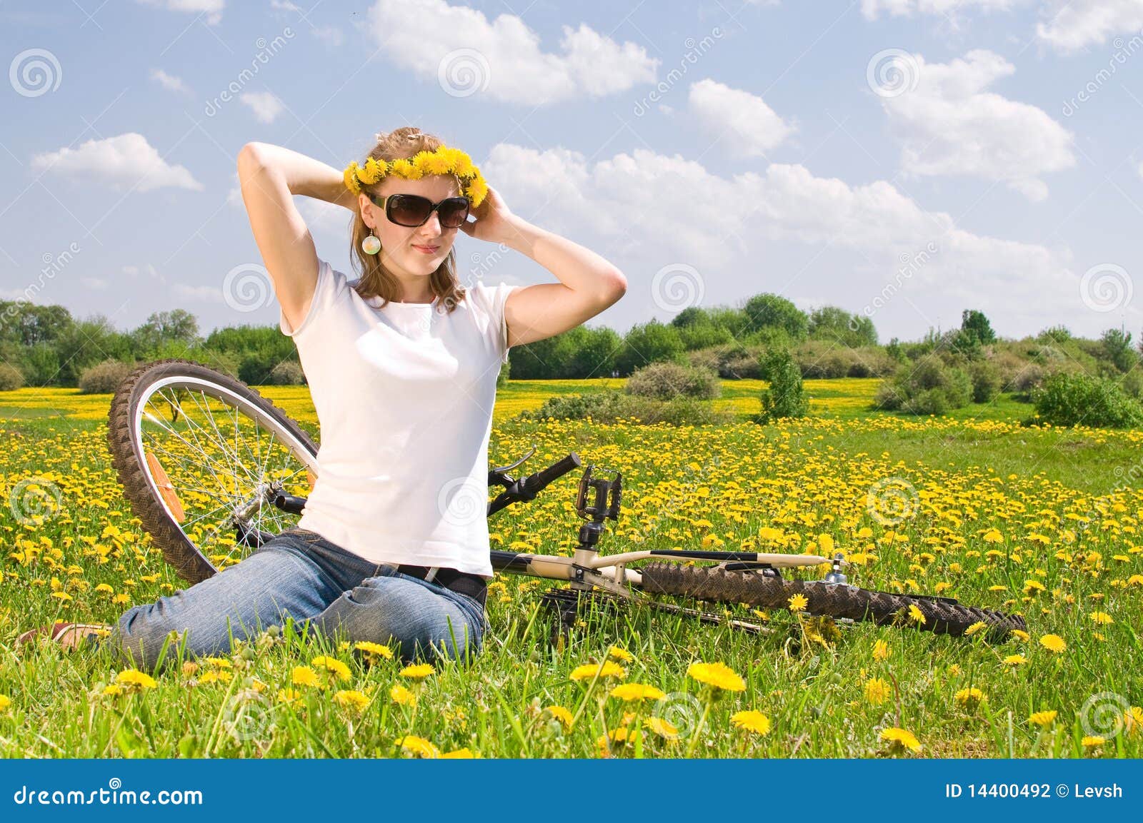 Openlucht spruit van jonge vrouw met fiets