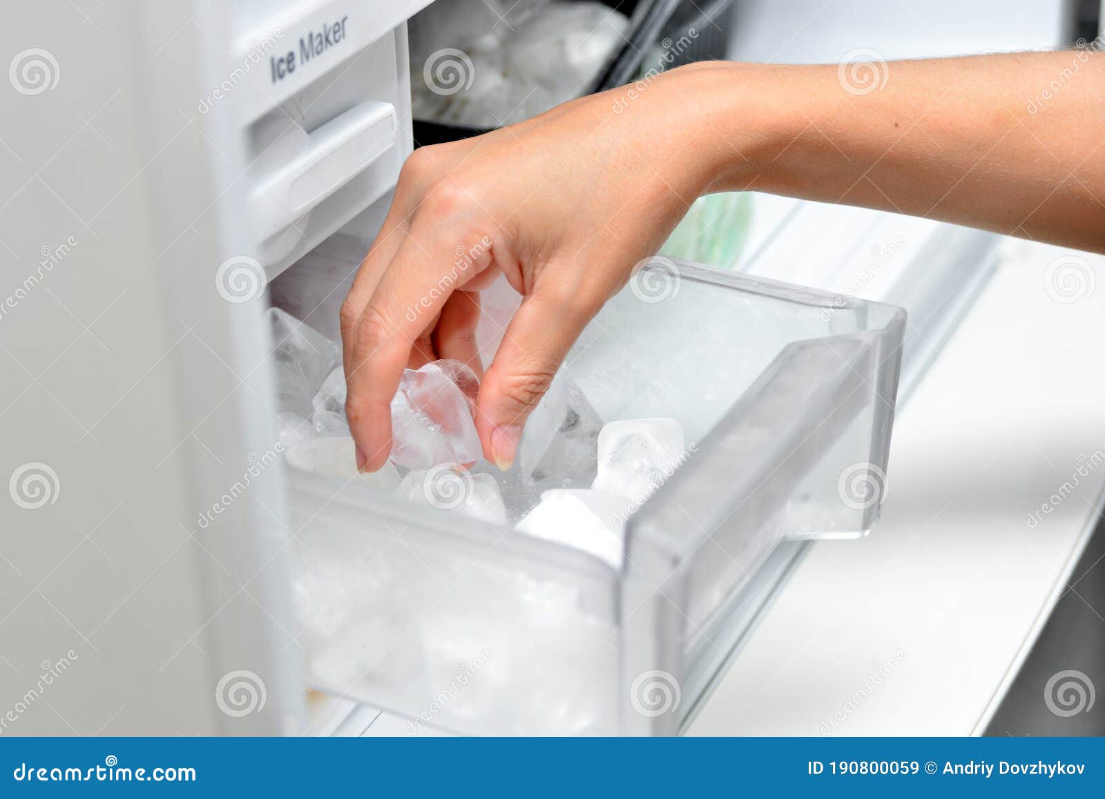 Vrouw Met Ijsblokjes Uit De Vriezer. Ijsmaker in Een Koelkast Voor Huishoudelijk Gebruik Stock Afbeelding Image of versheid, keuken: 190800059