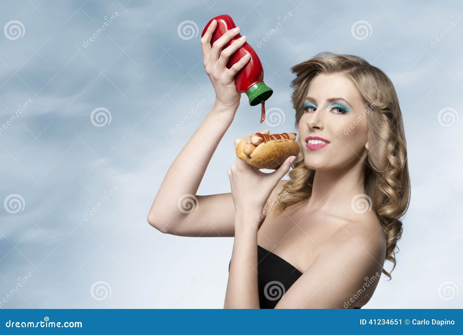 Vrouw Met Ketchup En Hotdog Stock Afbeelding - Image Of Mensen, Kaukasisch:  41234651