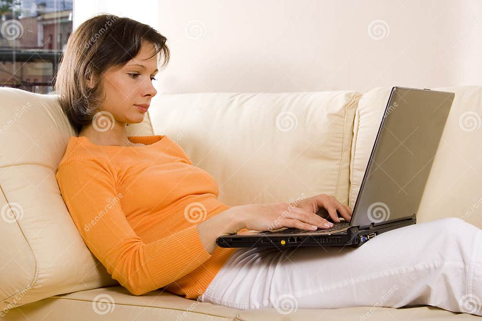 Vrouw Met Laptop Op De Bank Stock Foto - Image of moeder, laptop: 789396