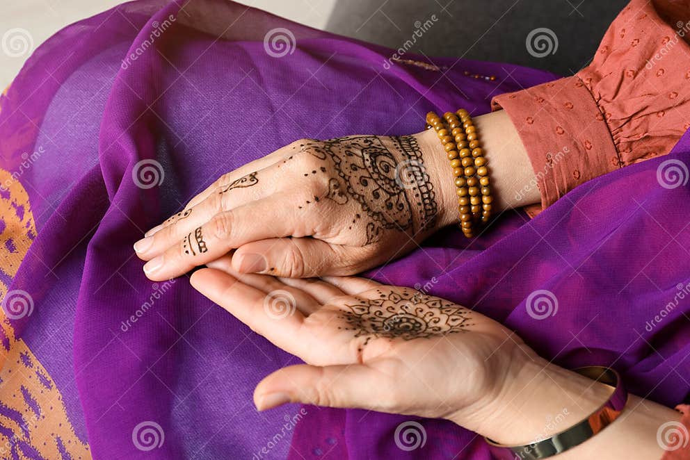 Vrouw Met Mooie Henna Tatoeages Op Handen. Traditioneel Mehndi Stock Afbeelding Image of