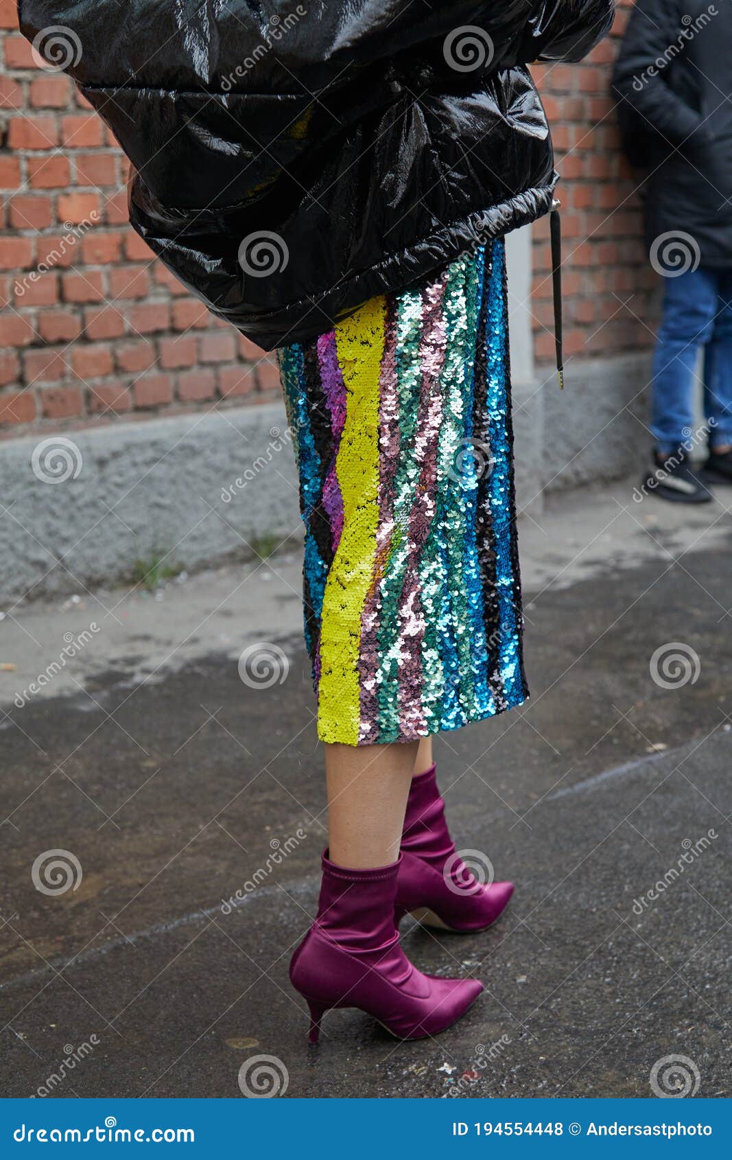 Vrouw Met Paarse Schoenen En Blauw Gele Groene Rok Voor Fendi - Modeshow Milde Redactionele Stock Foto Image of illustratief, kijk: 194554448