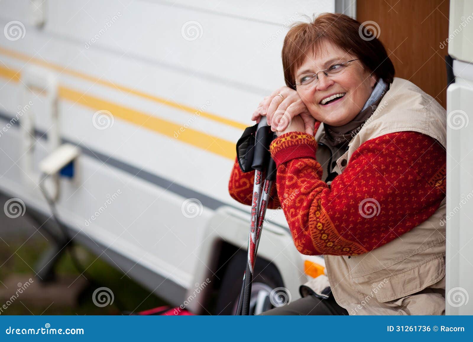 Vrouw Met Wandelende Polen Terwijl Het Zitten Bij Caravandeuropening ...