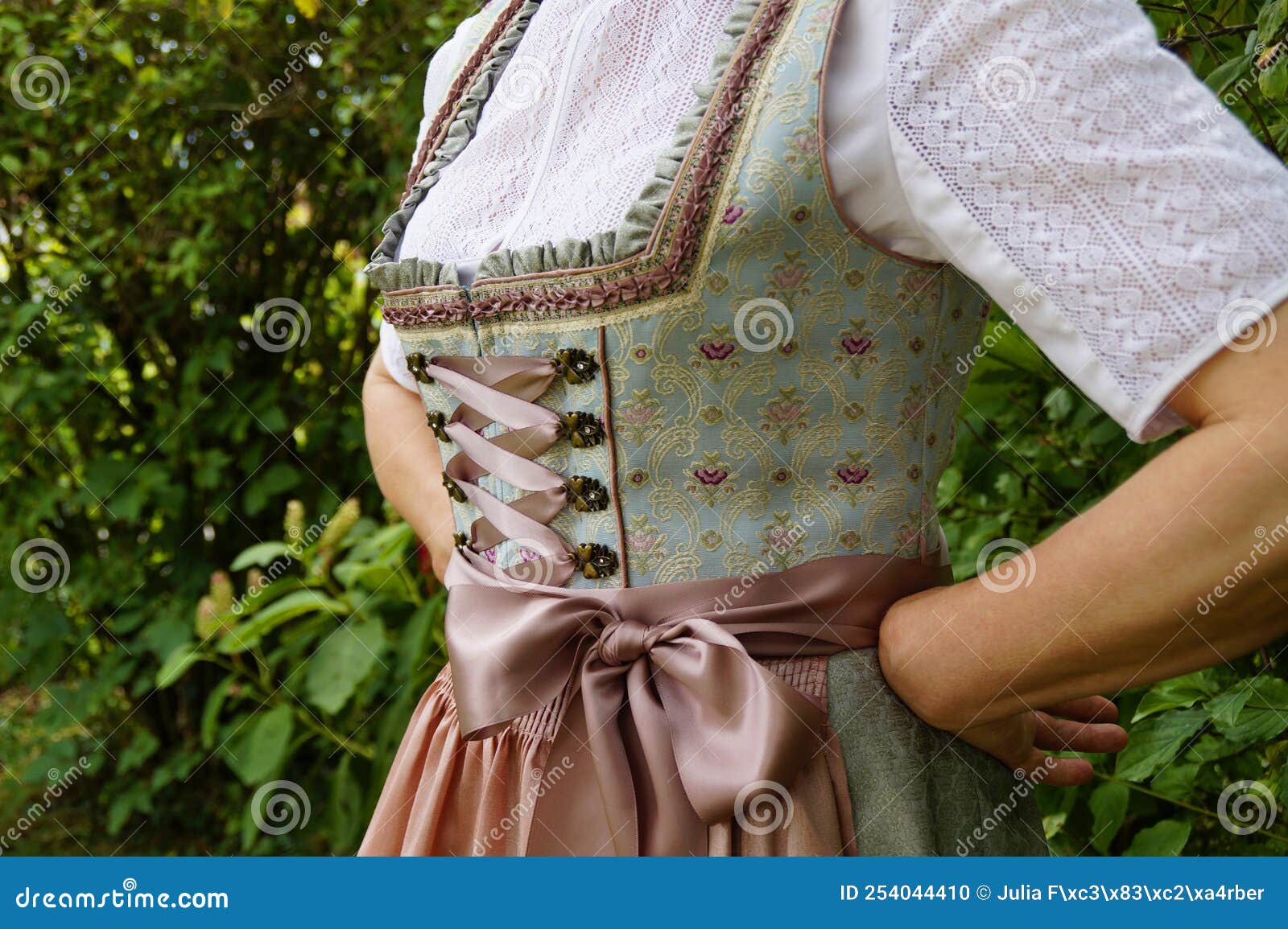 Vrouw in Mooie Traditionele Beierse of Oostenrijkse Kleding Tracht München Beieren Duitsland Stock Foto - of vesting, europa: 254044410