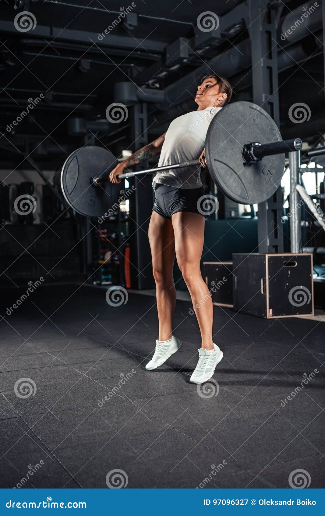 Vrouw in Sportkleding Die Crossfit Training Doen Stock Afbeelding ...