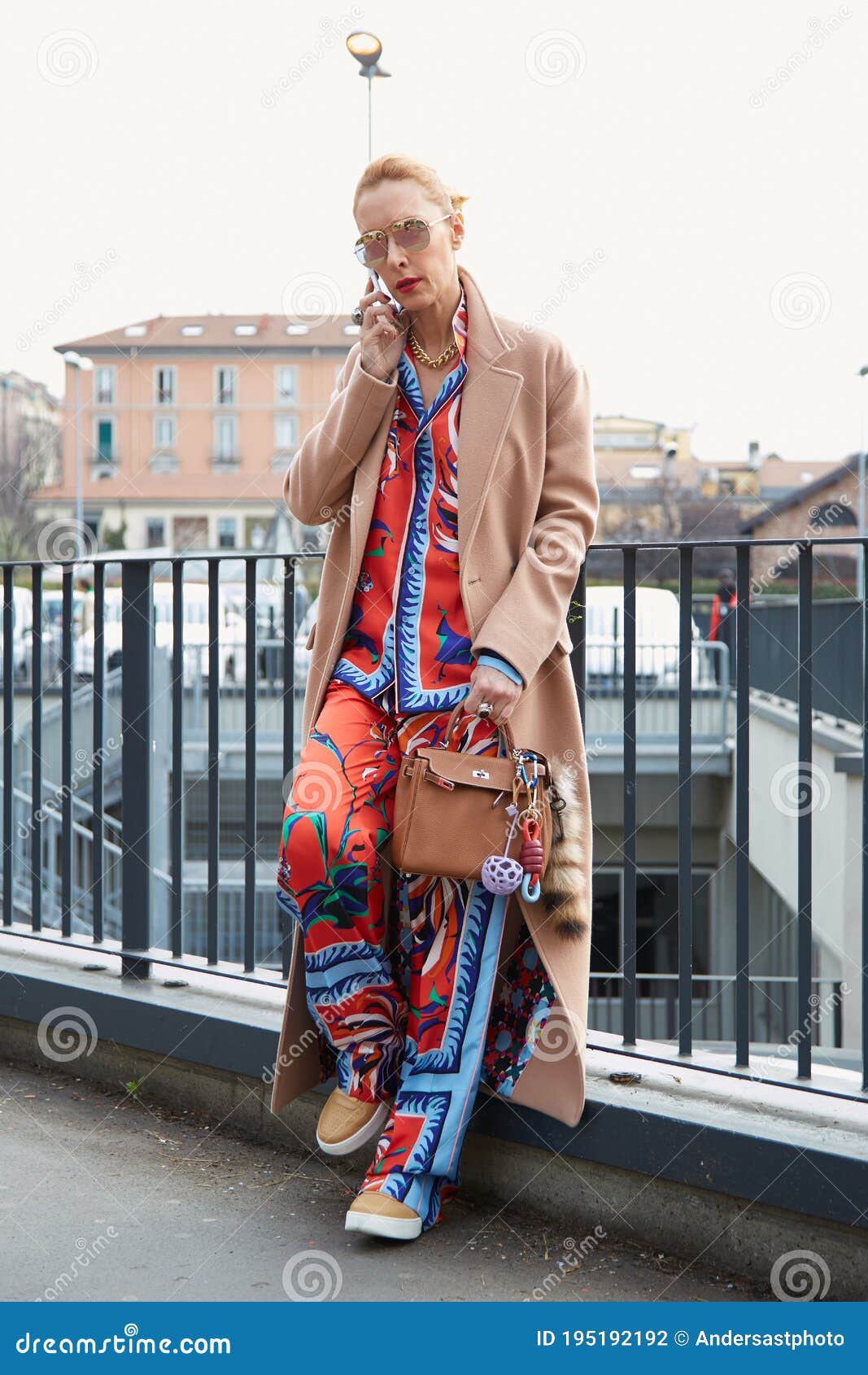 Vrouw Stelt Voor Fotografen Met Beige Jas En Oranje En Blauwe Kleding Op Te Zetten Voor Fendi - Modeshow Milaan Redactionele Fotografie - Image of ontwerp, kleurrijk: