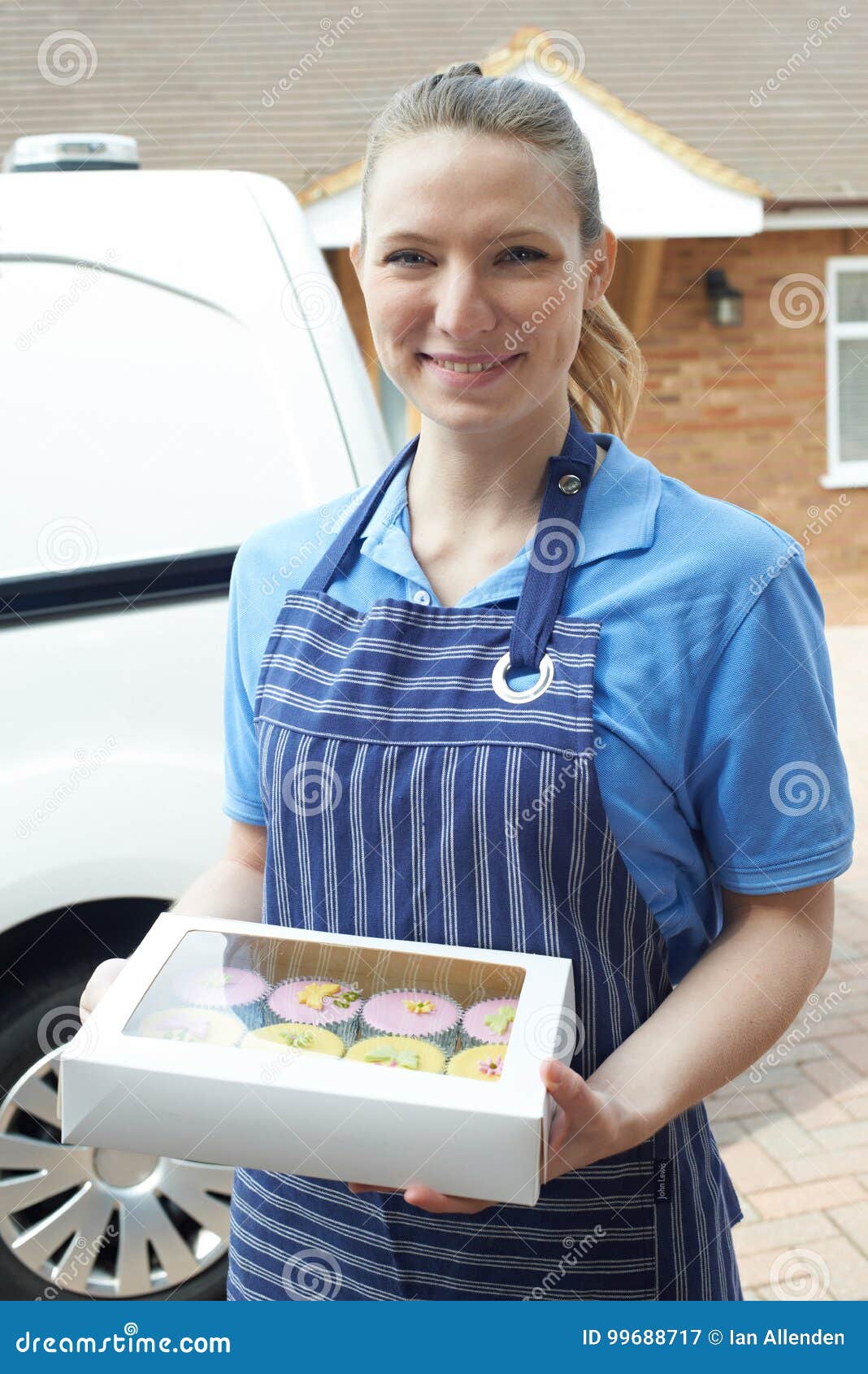 Vrouwelijk Baker Standing Next To Van Making Home Delivery of Cupcak