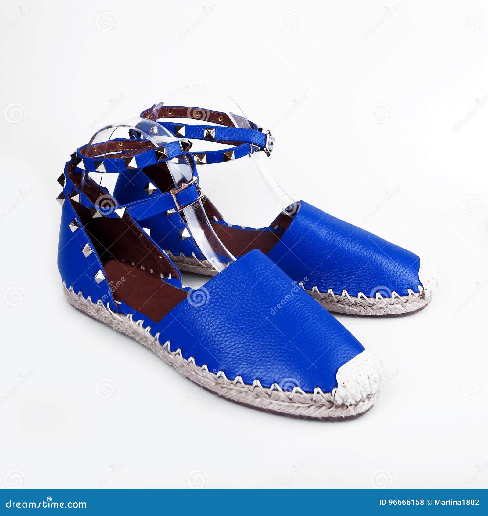 Vrouwelijke Blauwe Schoenen Over Wit Stock Foto - Image of ...